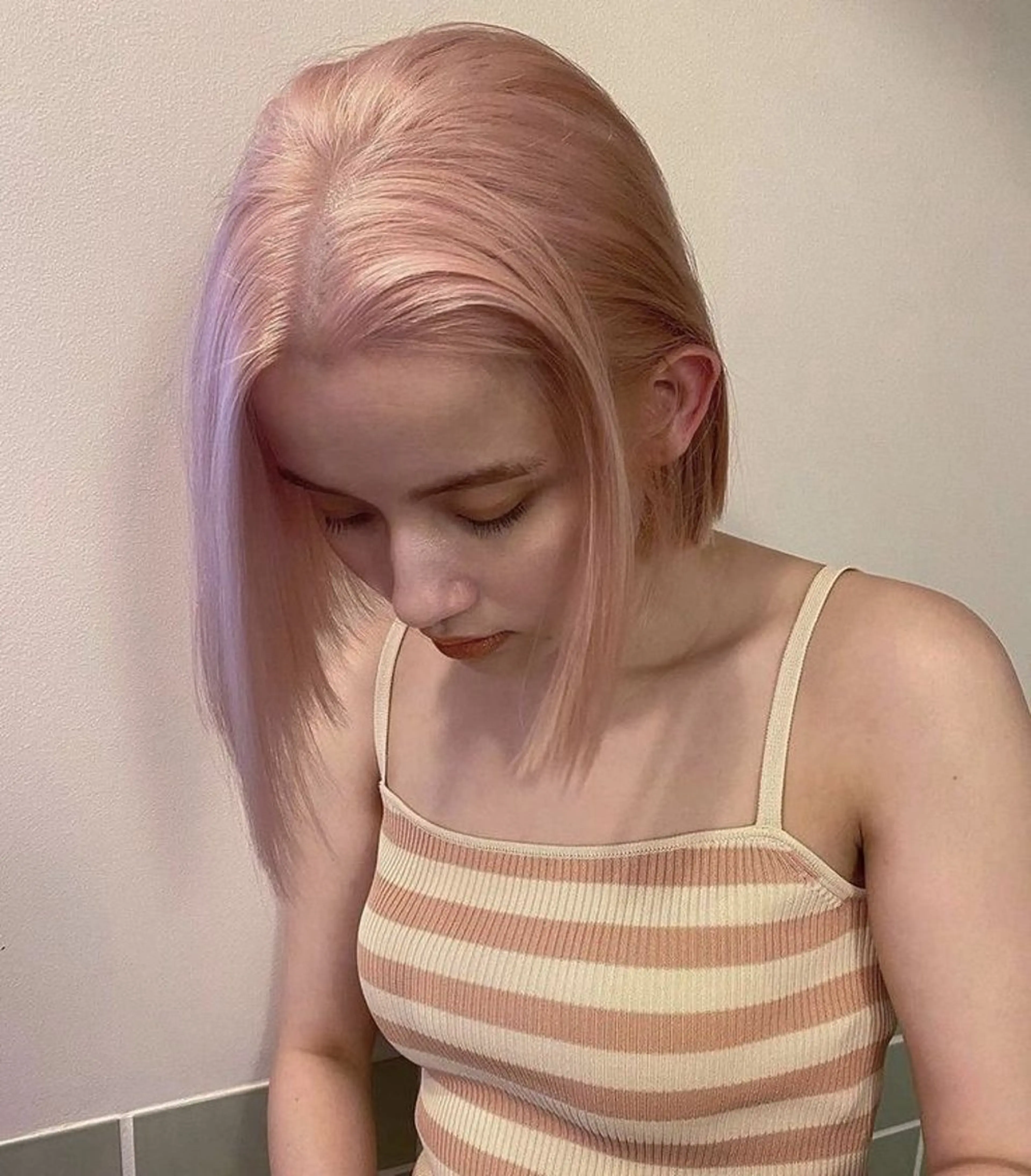 ショート カラー ブリーチ ピンクカラー ホワイトピンク ボブ サキ🤍ハイトーン 🩰くびれ巻きヘアのヘアスタイル