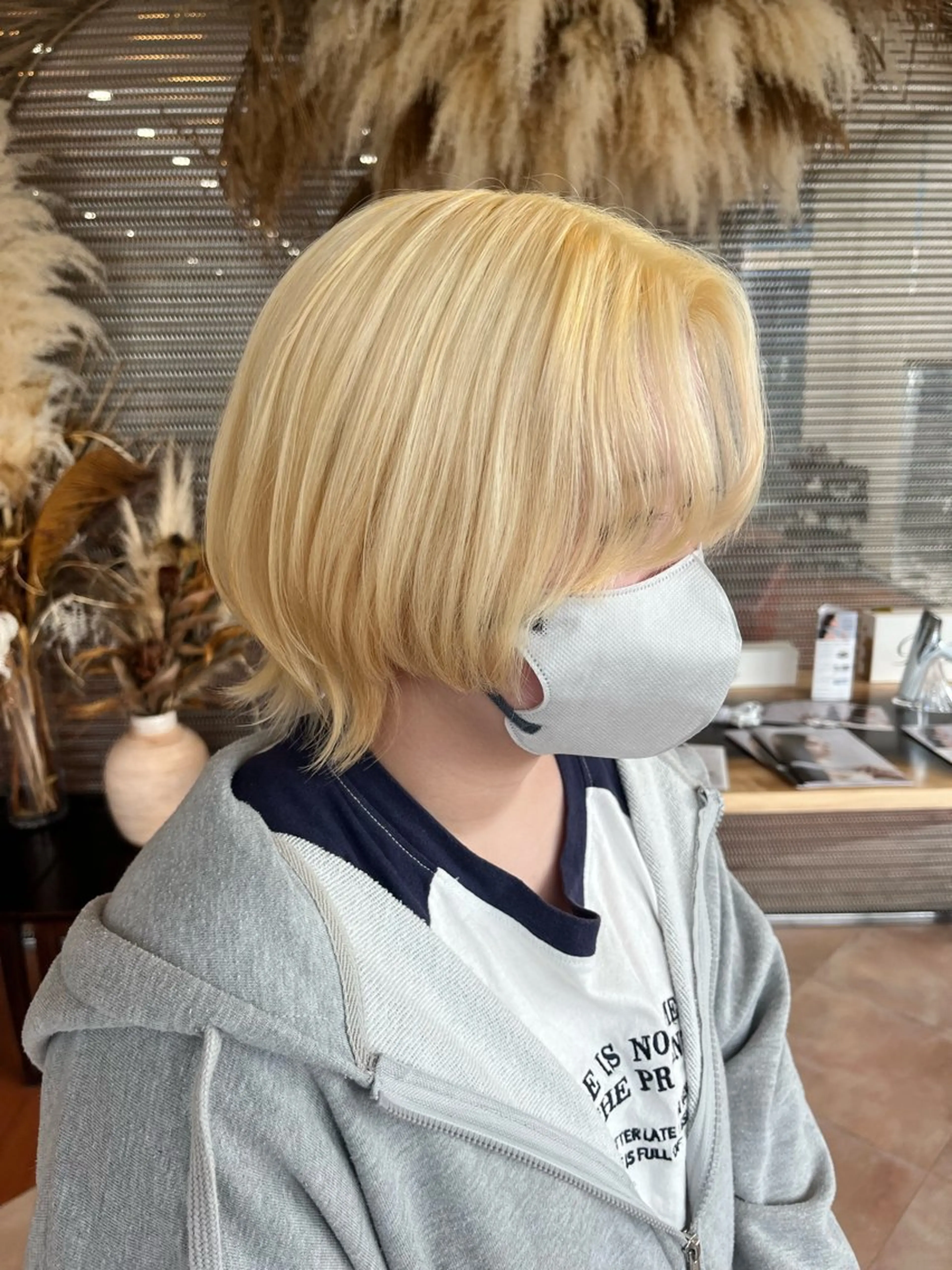 ミディアム カラー 抜きっぱなしブロンド ブロンド レイヤーカット ウルフカット 犬塚 梨花のヘアスタイル