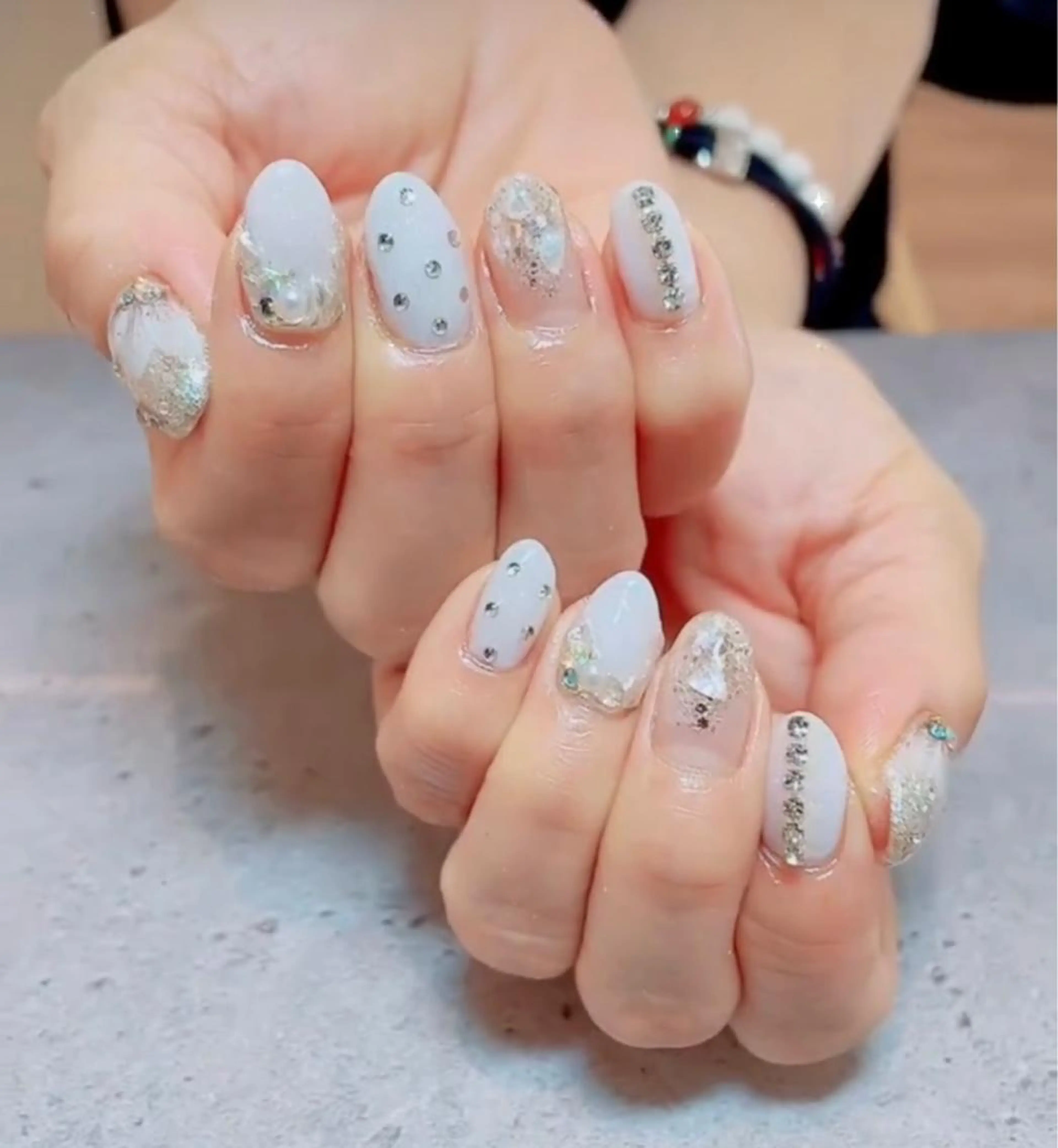 ネイル キラキラネイル ストーンネイル SINCERELY シンシアリー🌈のネイルデザイン