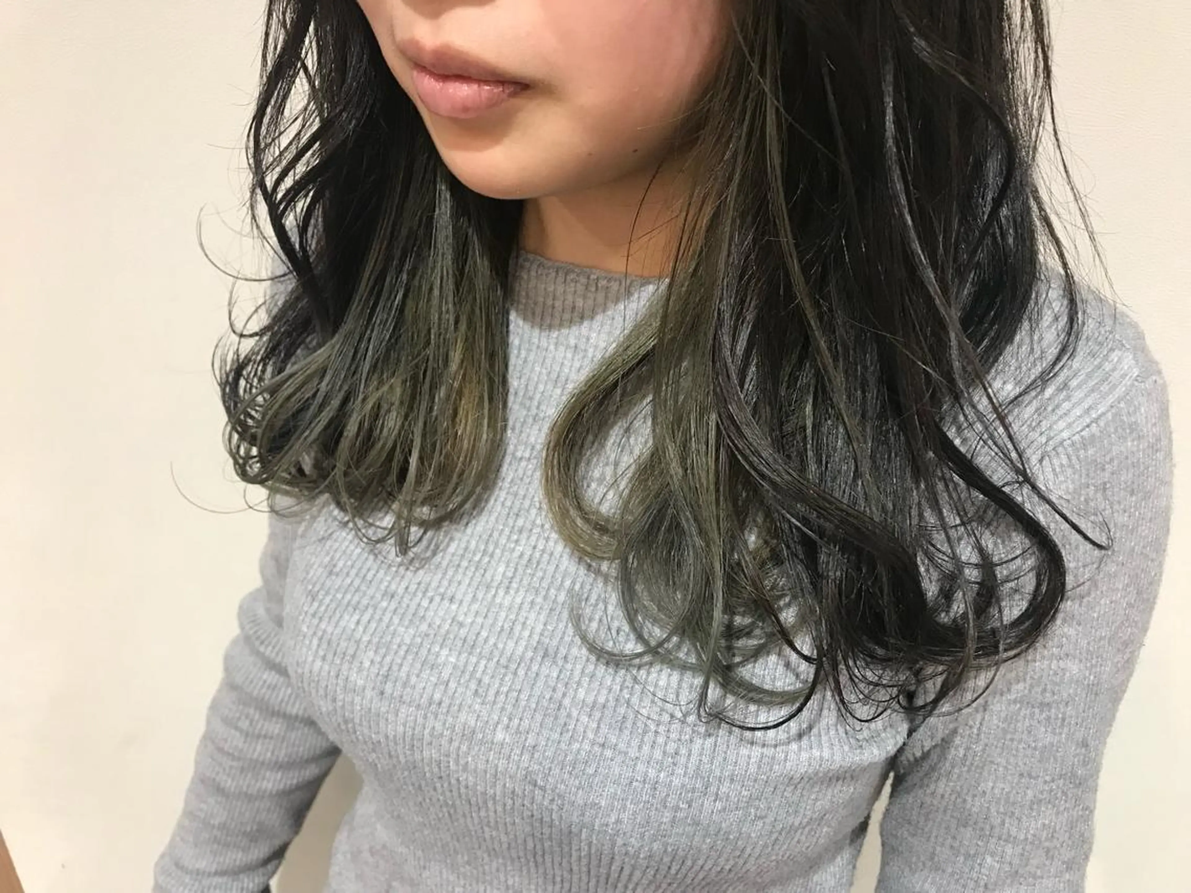 ミディアム カラー アッシュ アッシュグレー アッシュグレージュ バレイヤージュ ミストバング AMI Hair supply所属・髪質改善カラー韓国風 レイヤーtudaのヘアスタイル