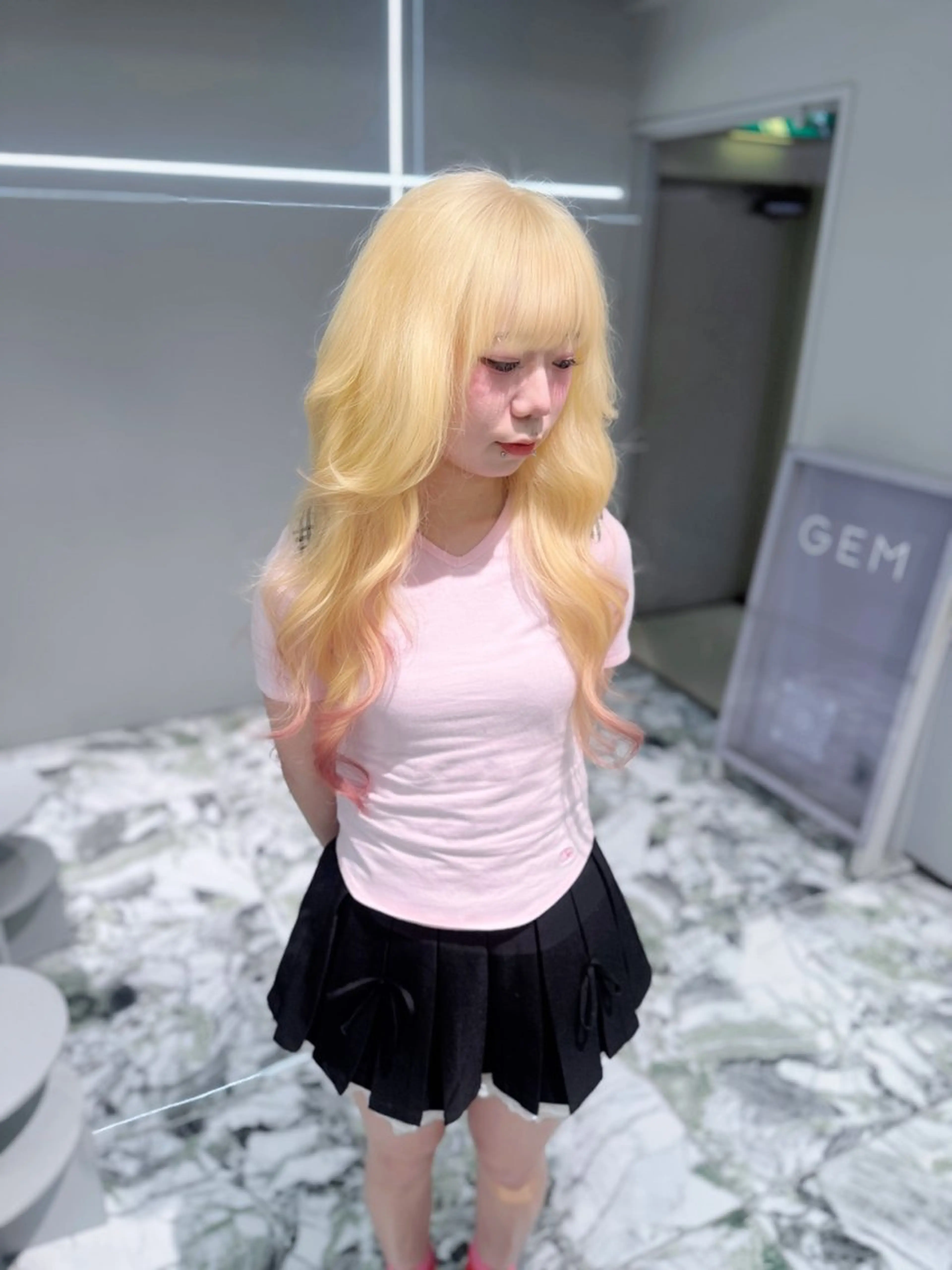 セミロング カラー 抜きっぱなしブロンド ピンクカラー ヘアカラー RIHO🎀 名駅 ハイトーン×顔周りのヘアスタイル