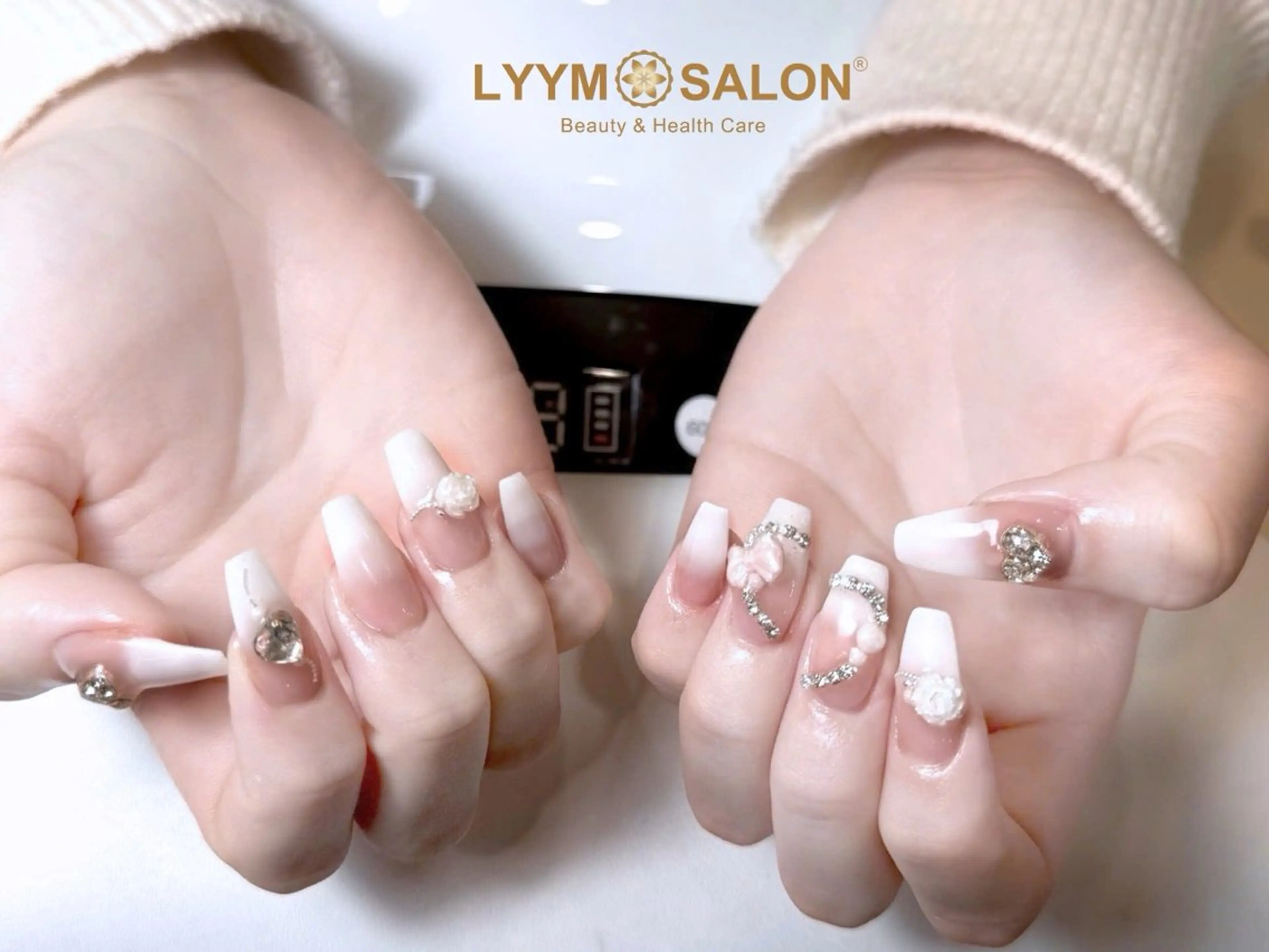 ネイル フレンチネイル グラデーション シンプルネイル ホワイト ハンドネイル LYYM Salonのネイルデザイン