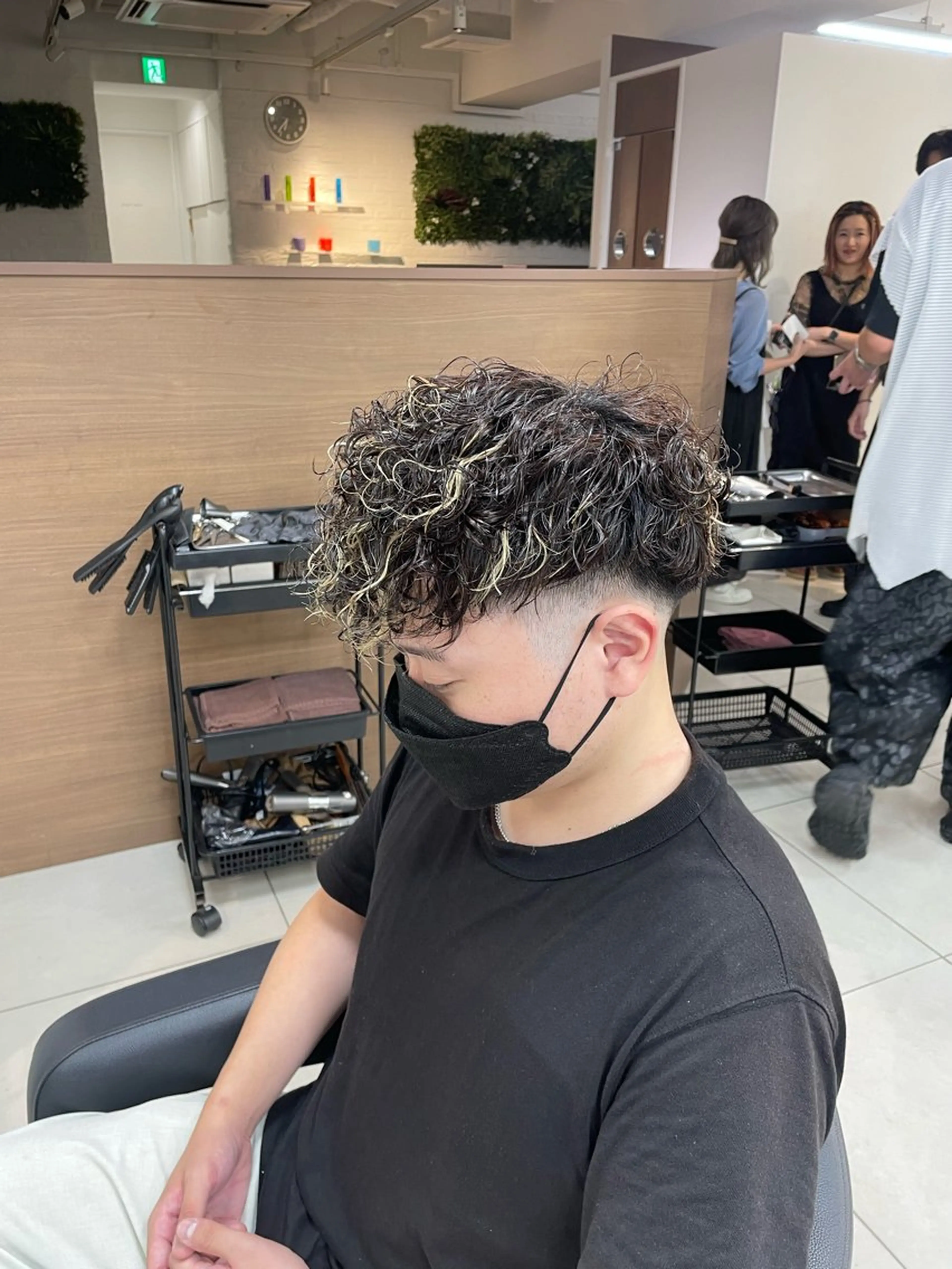 ショート パーマ メンズ メンズハイライト スペインカール ハイライト カット ヘアカラー パーマ フェザーパーマ職人 🪶ryosukeのヘアスタイル