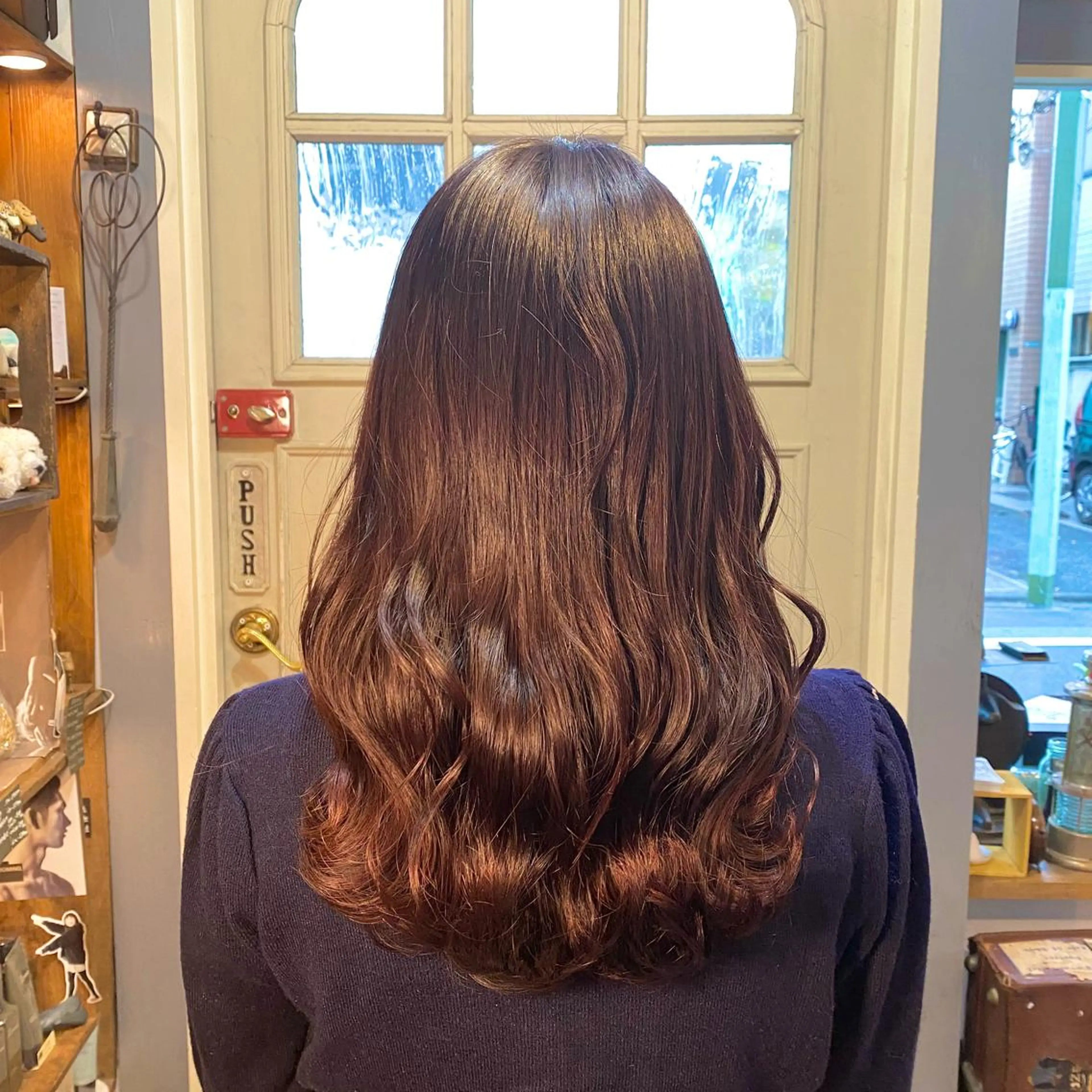 セミロング カラー ブリーチ ボルドーカラー ブリーチなしカラー ピンクカラー ヘアセット BRITS 渡辺 菜々子のヘアスタイル