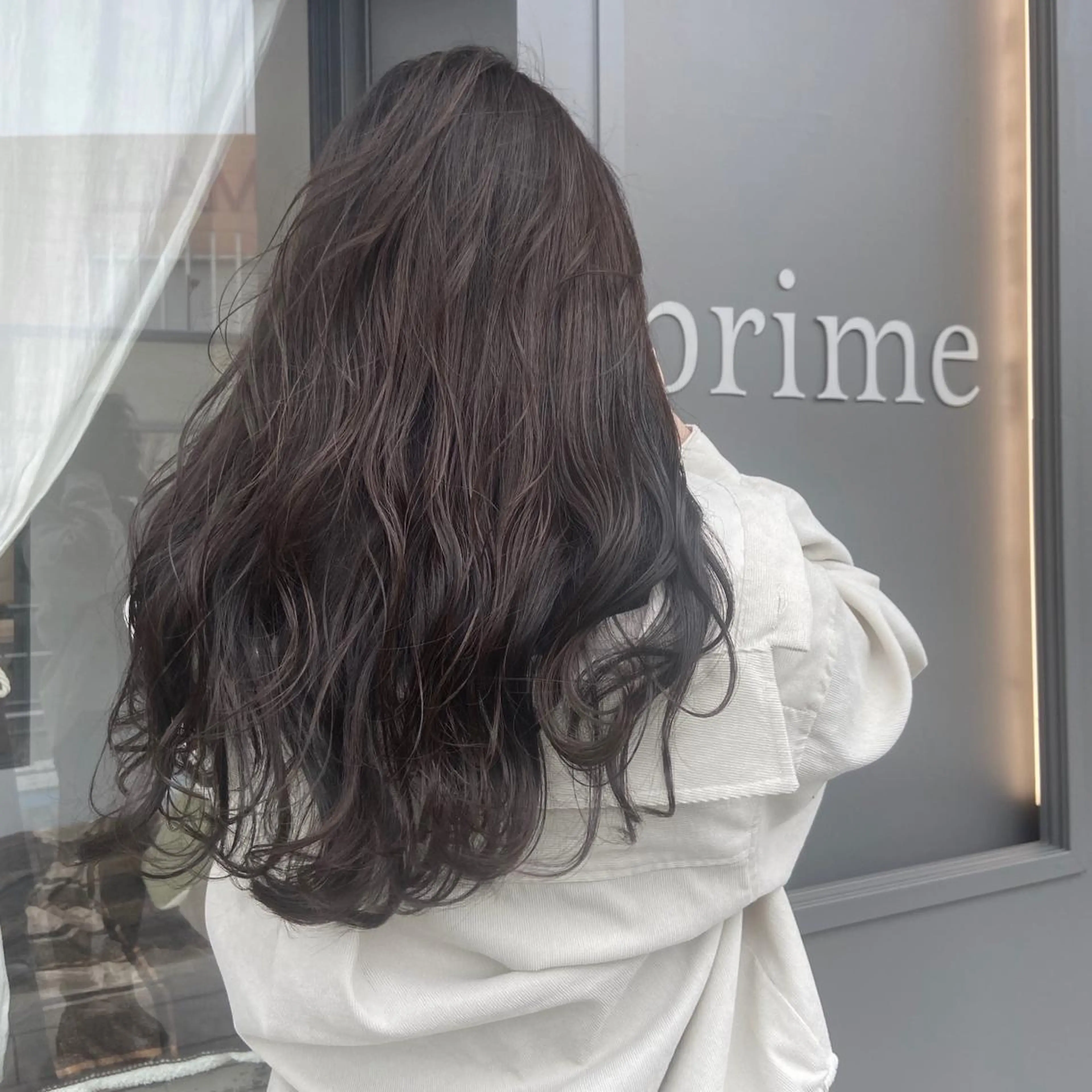 セミロング アッシュ 峯 志帆のヘアスタイル