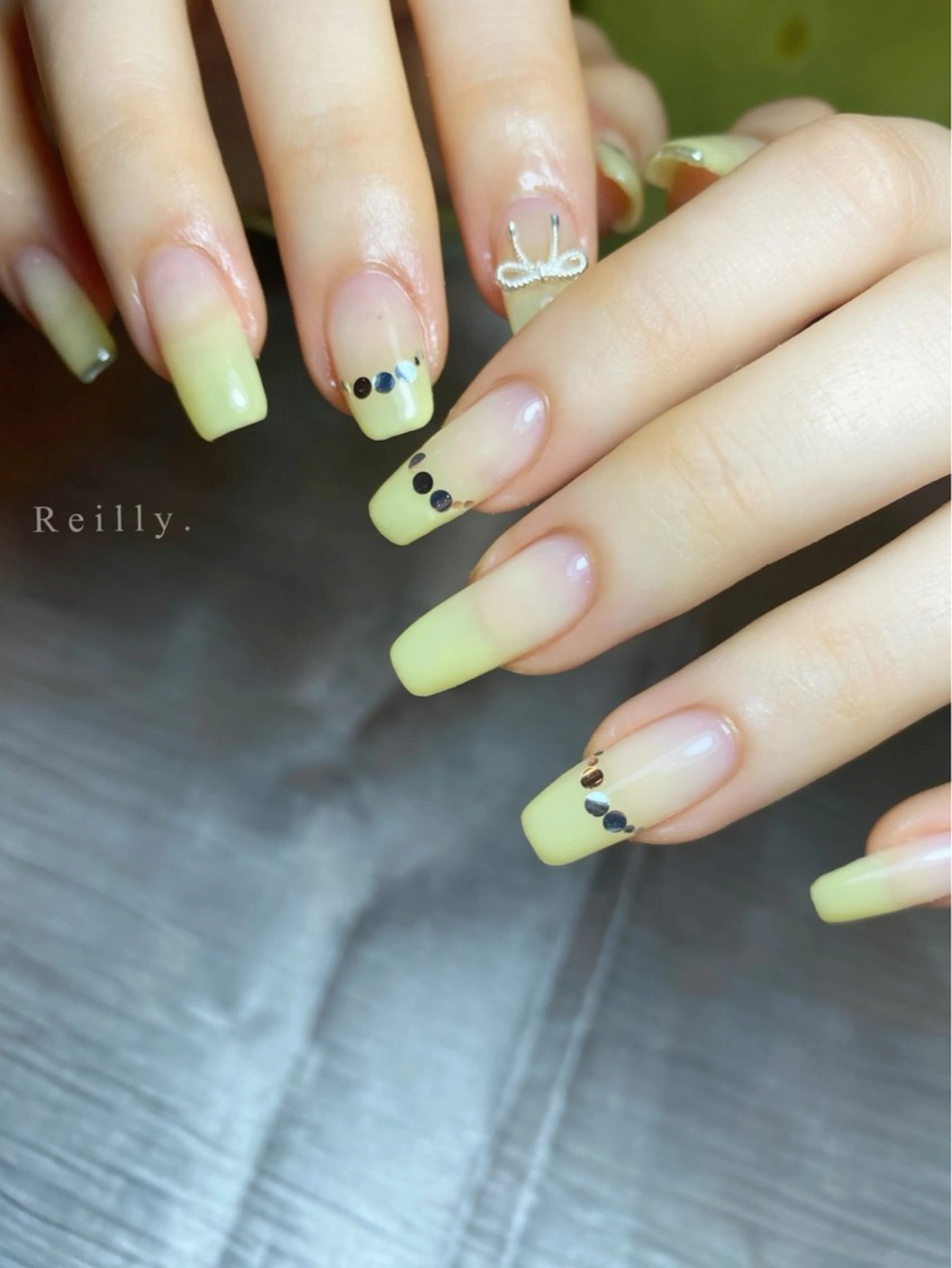 ネイル フラッシュネイル フレンチネイル ジェルネイル グラデーション ラメ(グリッター) ハンドネイル ハンドケア Marina 《REILLY.》のネイルデザイン