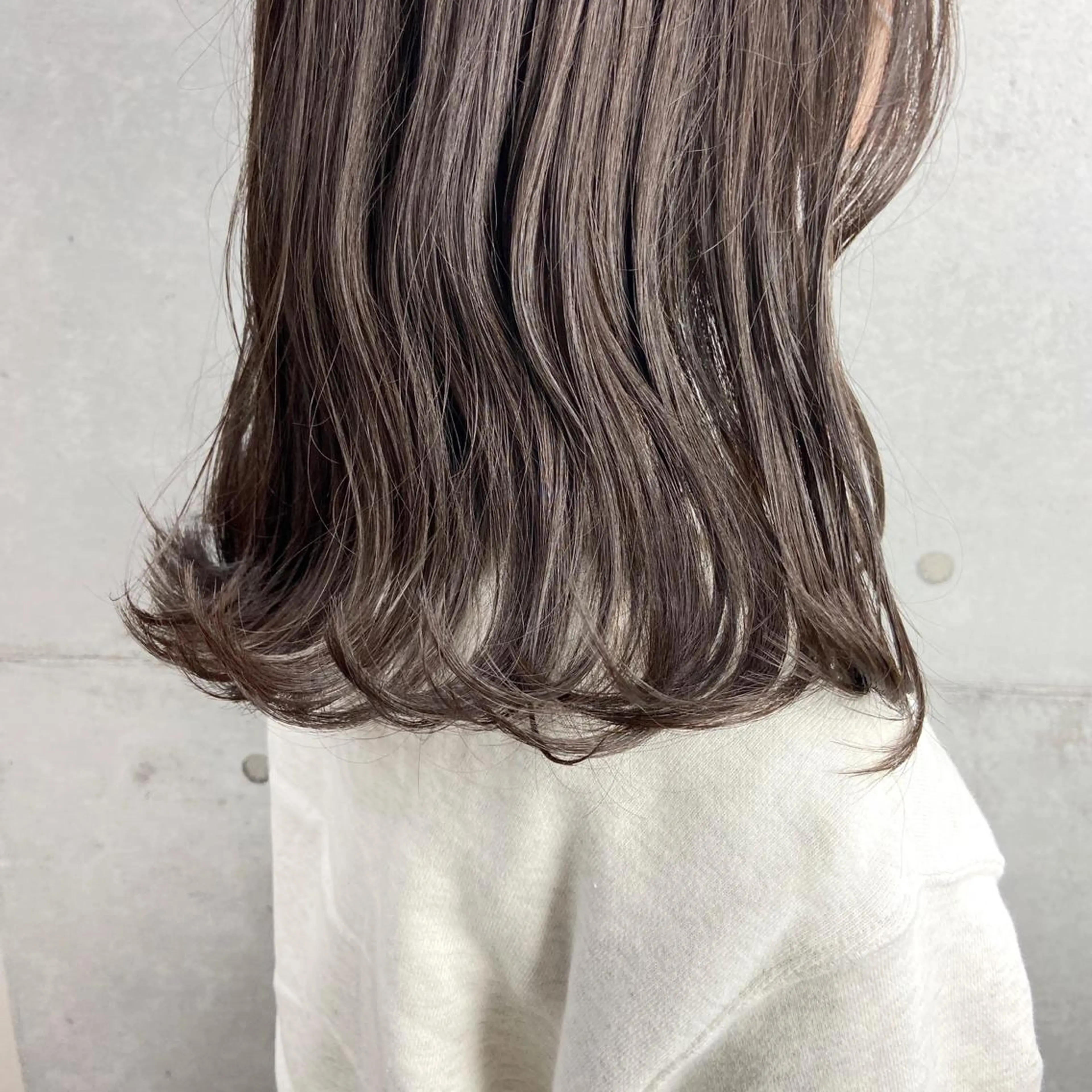ミディアム カラー ヘアアレンジ ブリーチ グレージュ ブリーチなしカラー カット ヘアカラー Trip大名 AZUのヘアスタイル
