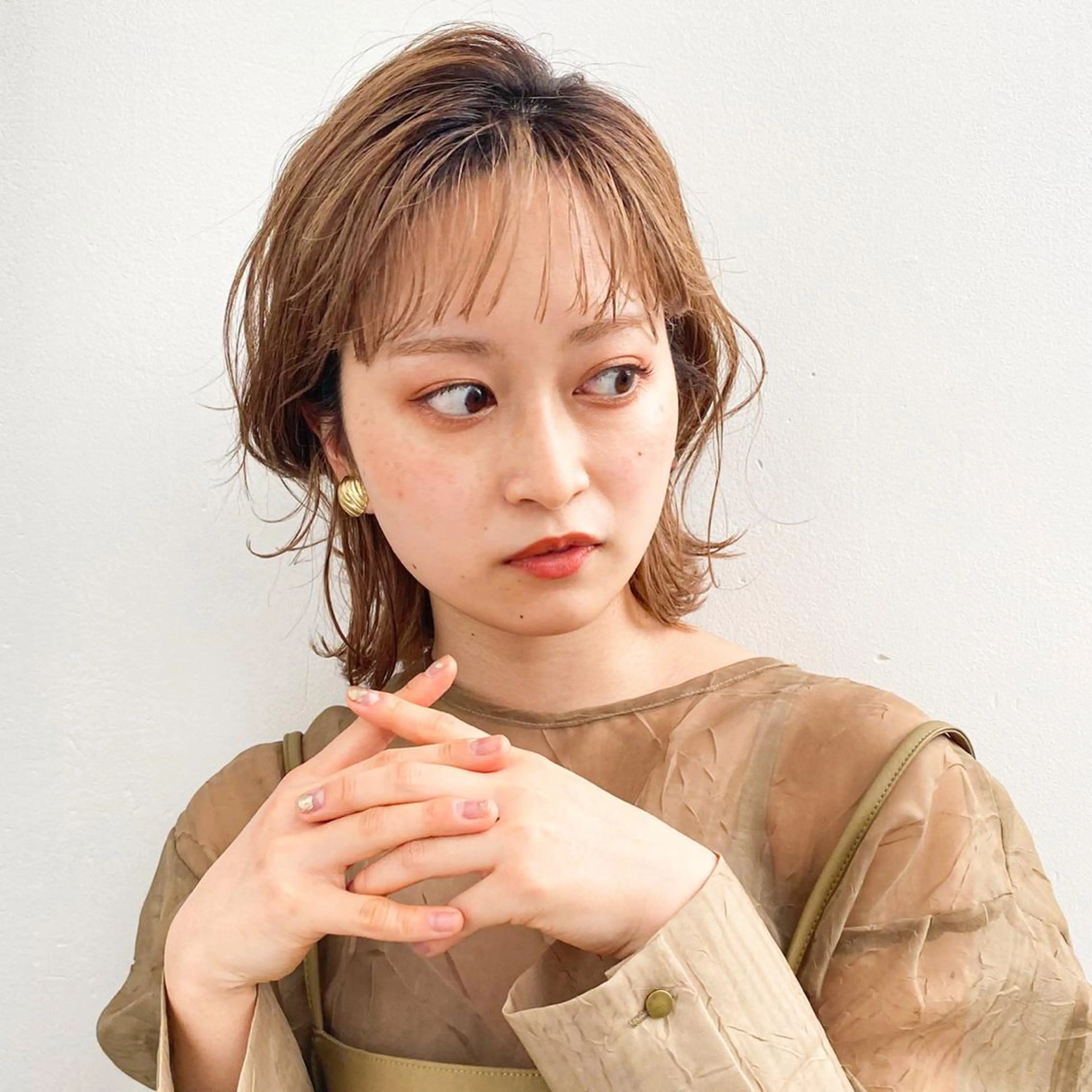 ミディアム カラー ベージュカラー ハイトーンカラー ハイトーンベージュ レイヤー/ショート透 明感カラー/西田祐賀のヘアスタイル