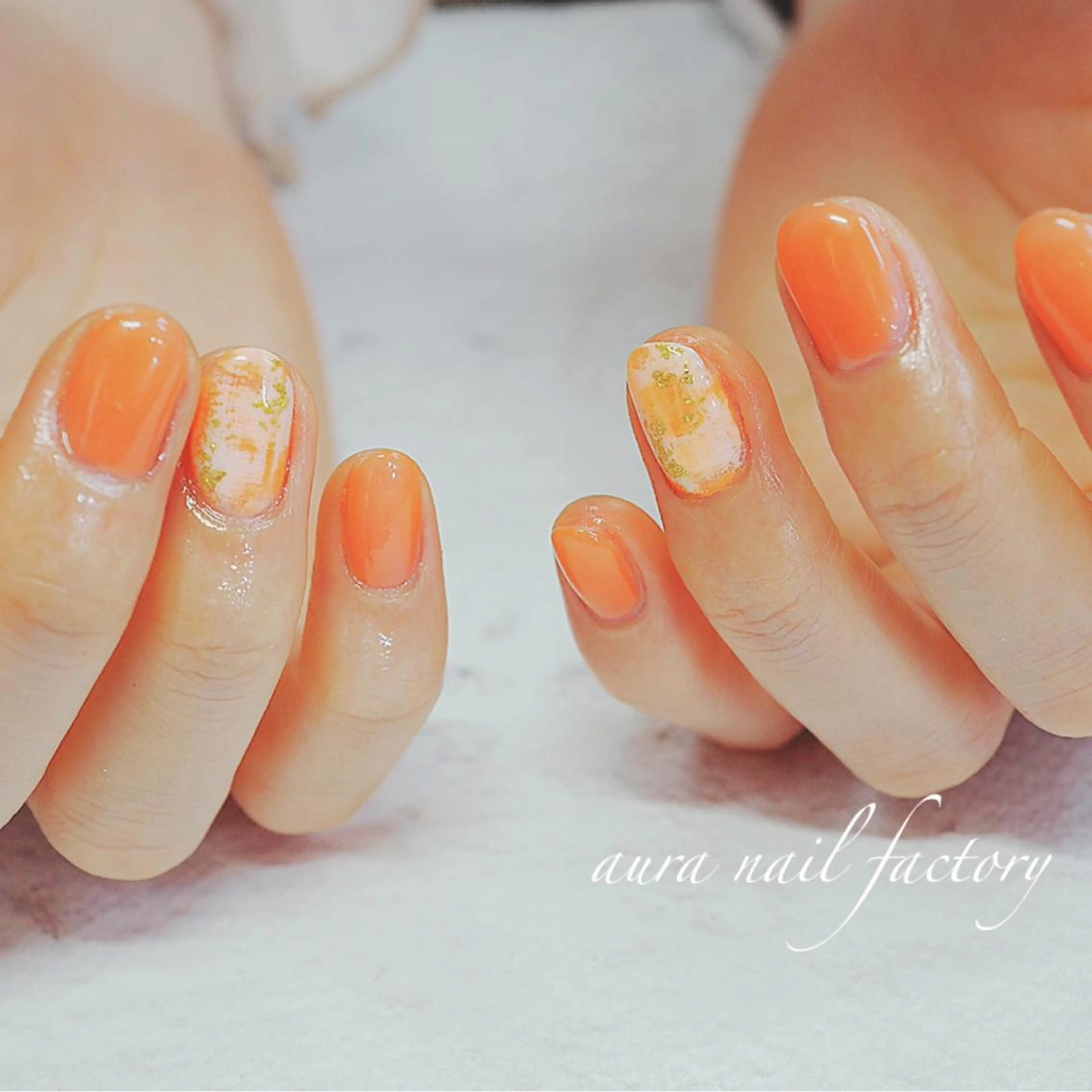 ショート カラー ネイル オレンジ オレンジ 赤色 赤羽 aura 深爪を断らない✨のネイルデザイン