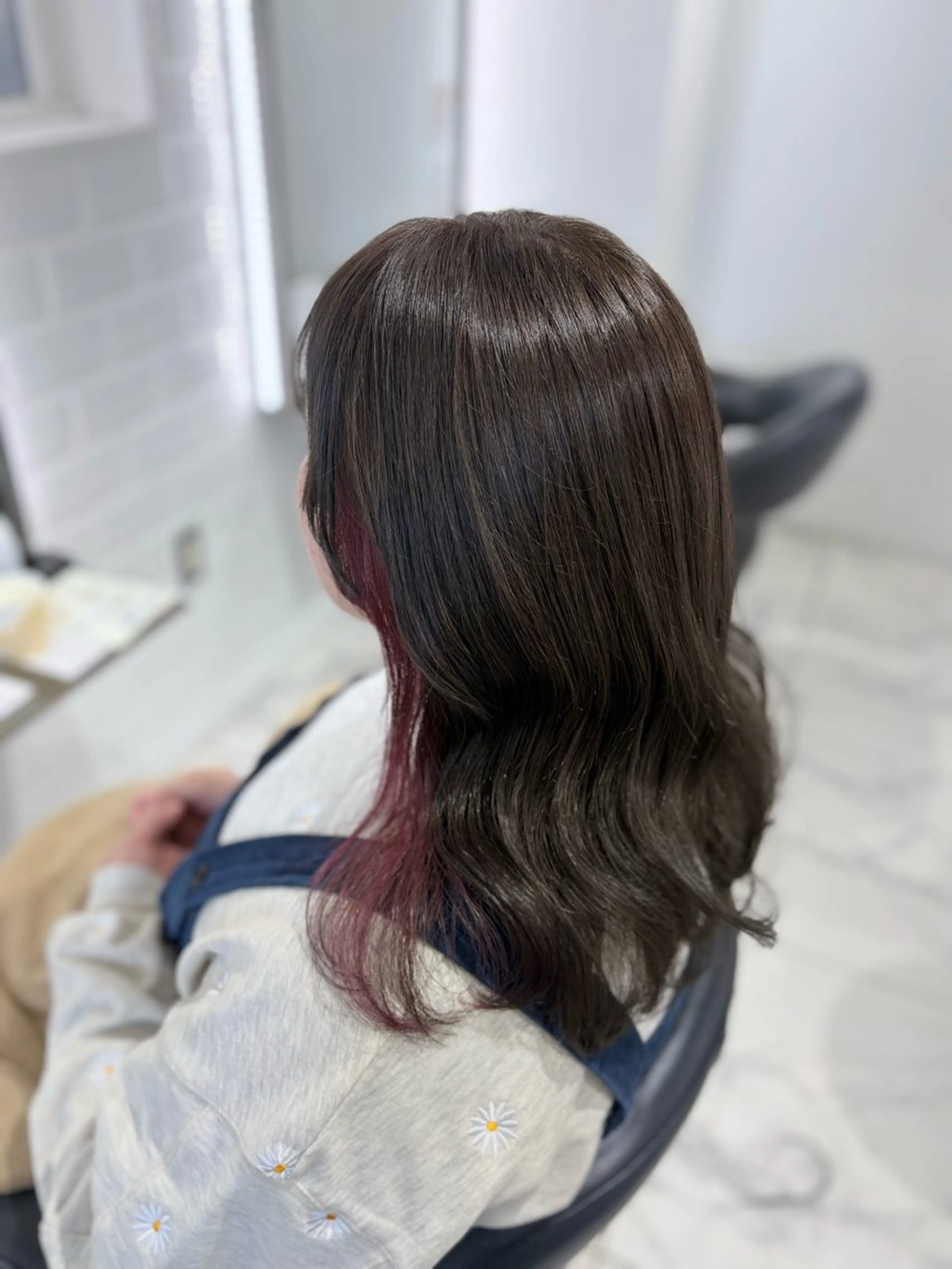 セミロング カラー グレージュ インナーカラー ピンクカラー 透明感艶カラー/ 岡田澪香のヘアスタイル