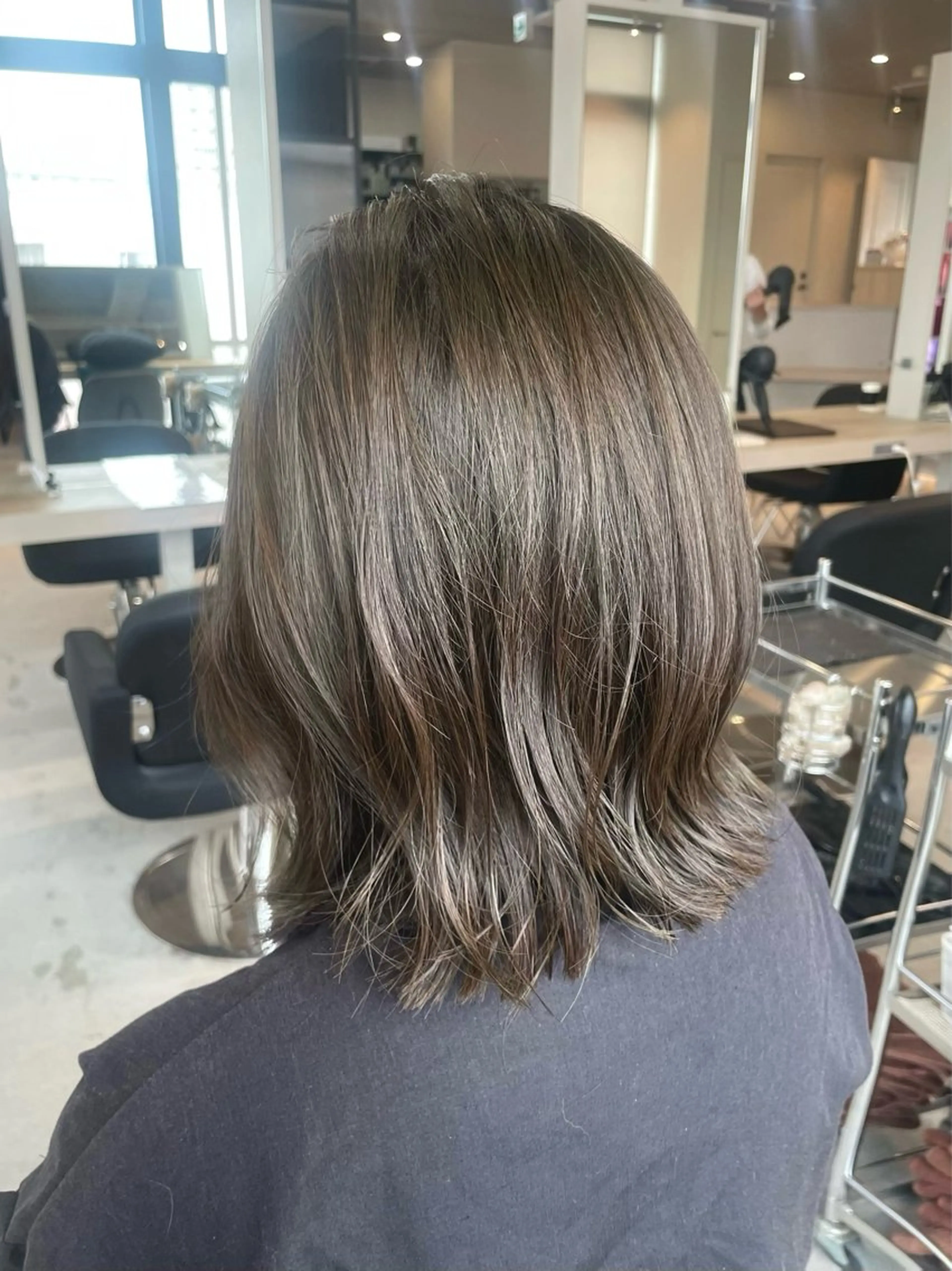 ミディアム カラー AKI 🐉のヘアスタイル