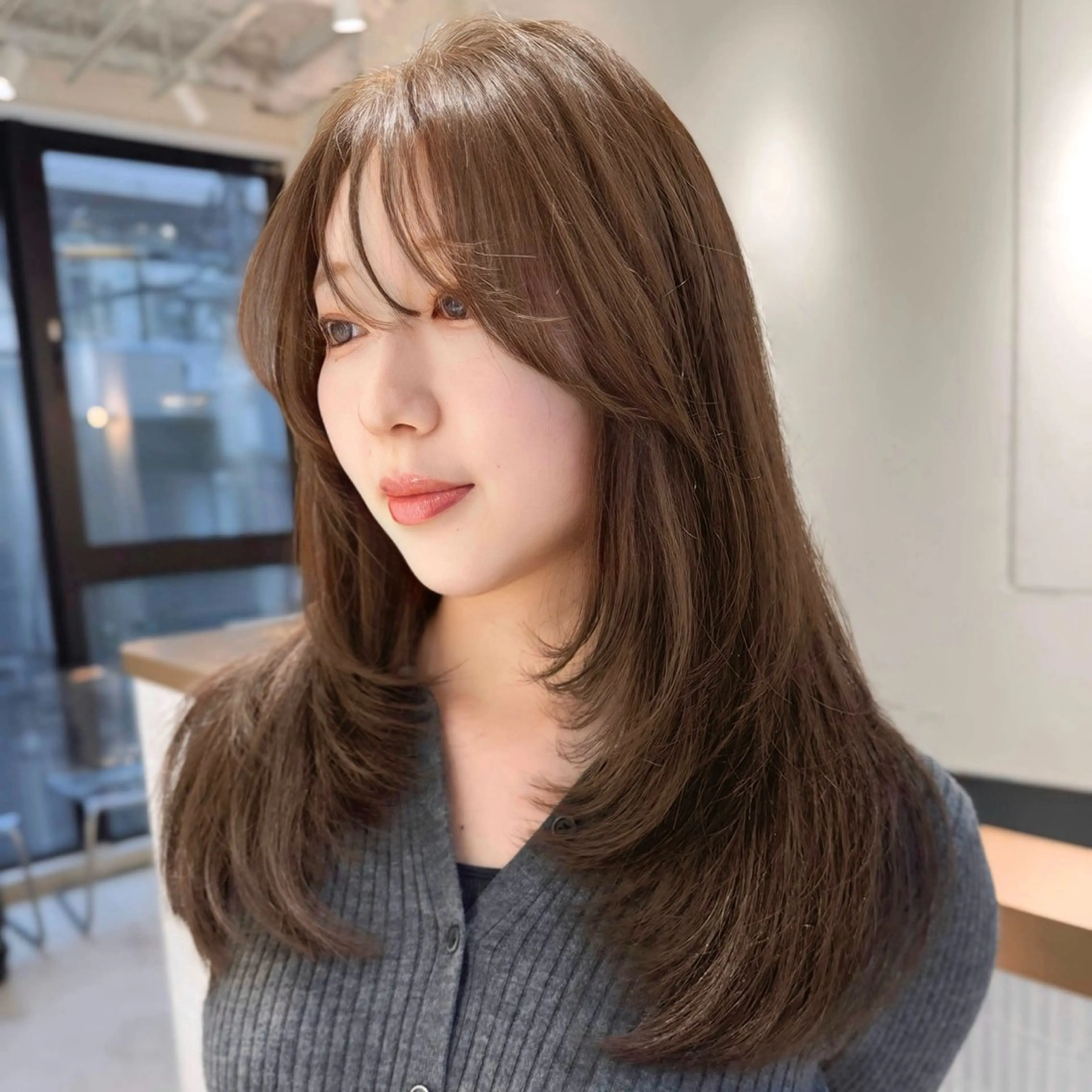 ミディアム カラー 透明感カラー 顔まわりレイヤー 顔周りカット レイヤーカット 🫧レイヤーカット/ 韓国ヘア🫧辻優也のヘアスタイル