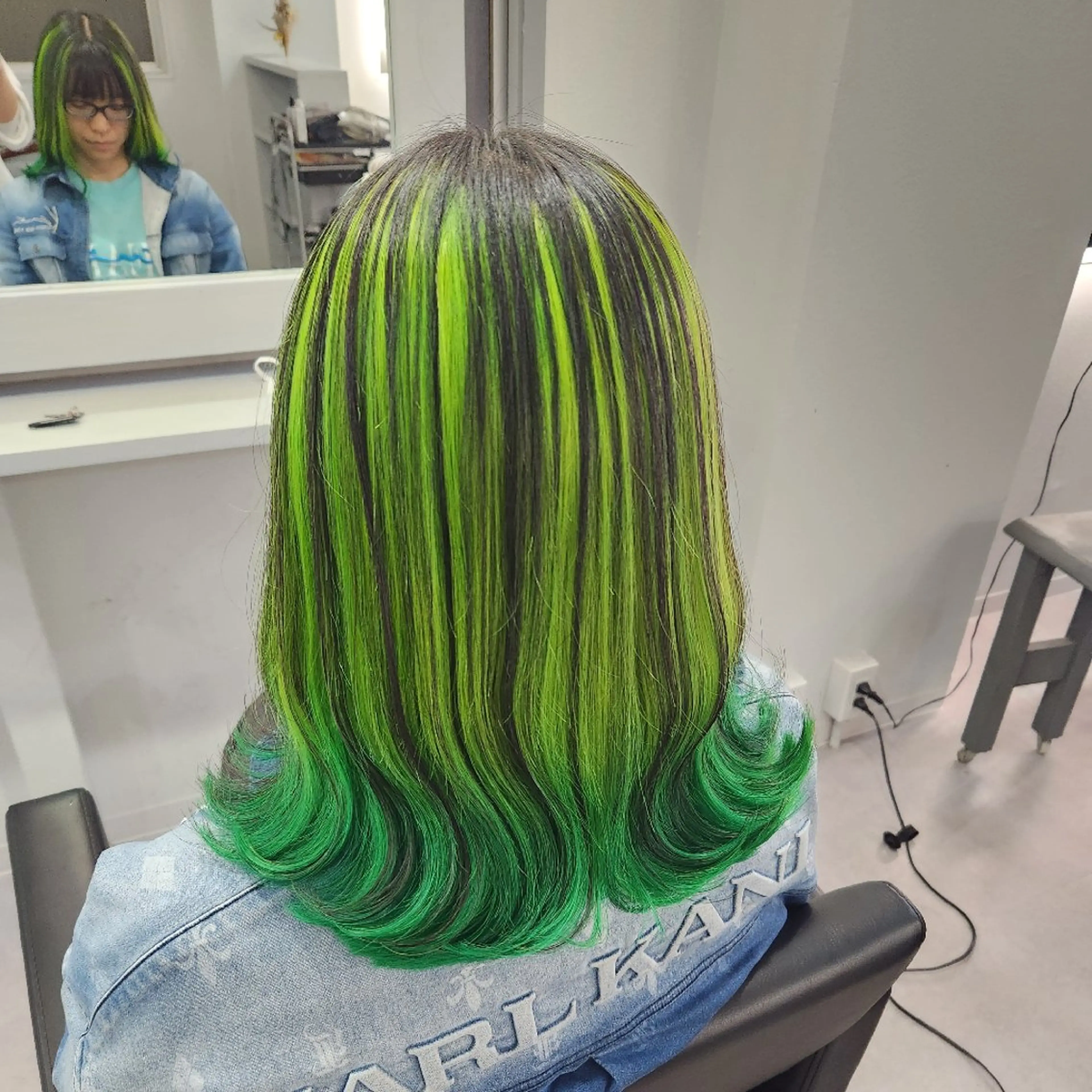 ミディアム カラー ヘアカラー ツヤ髪✨縮毛矯正 ハイトーンカラーのヘアスタイル