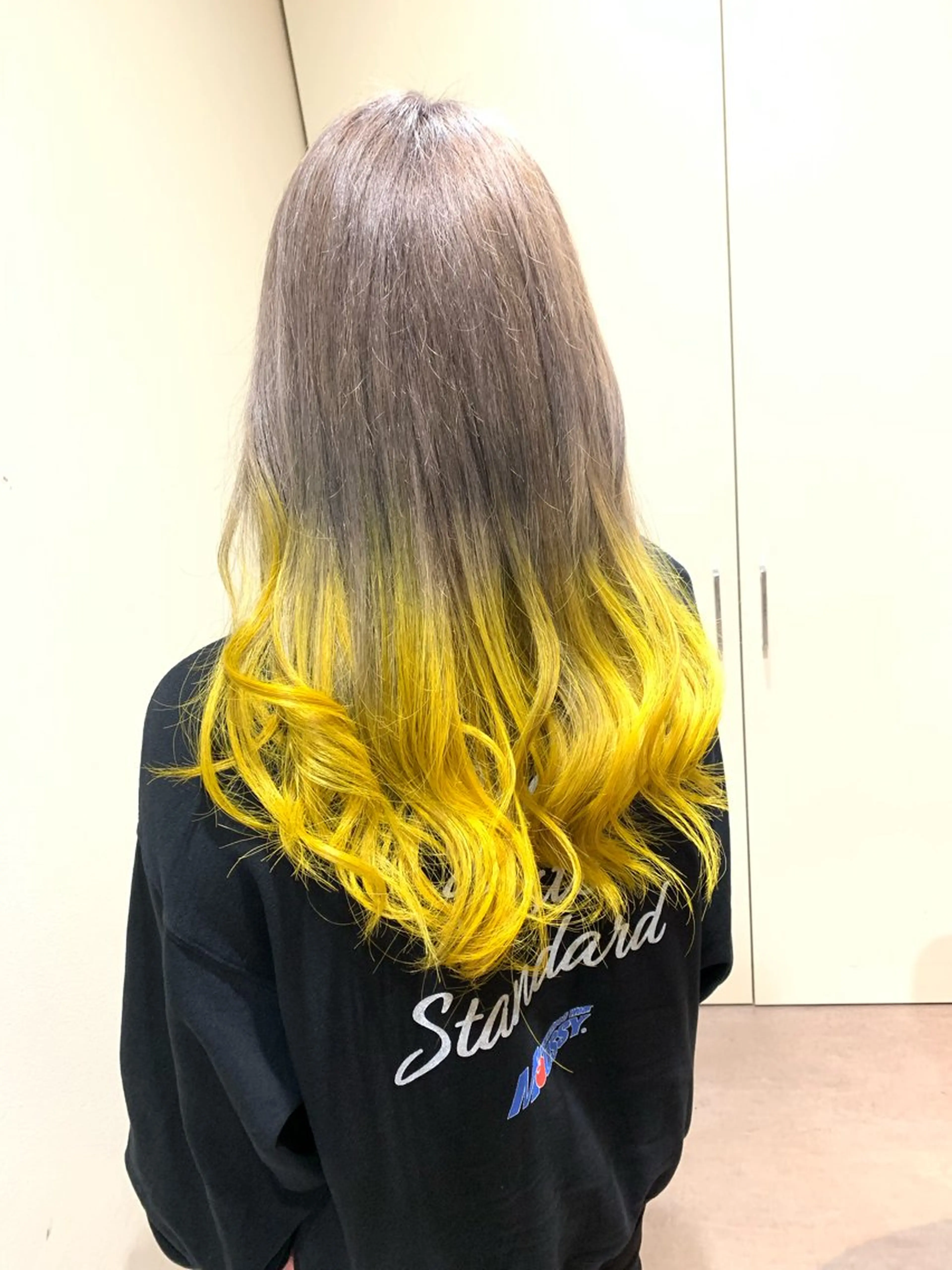 ロング カラー グラデーションカラー RINA .のヘアスタイル