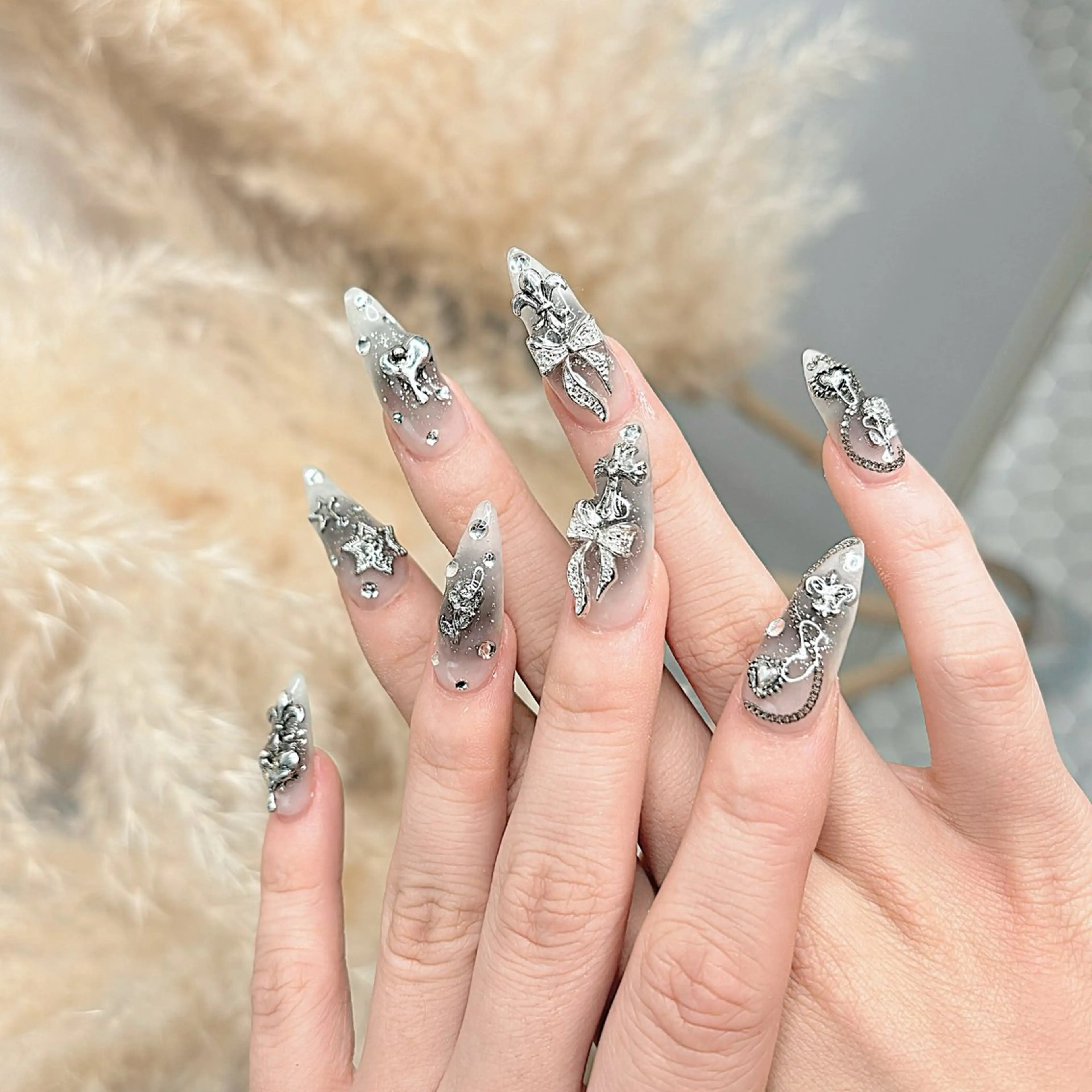 ネイル オーロラネイル フレンチネイル ラメ(グリッター) 水色 ワンカラーネイル 山田 真里のネイルデザイン