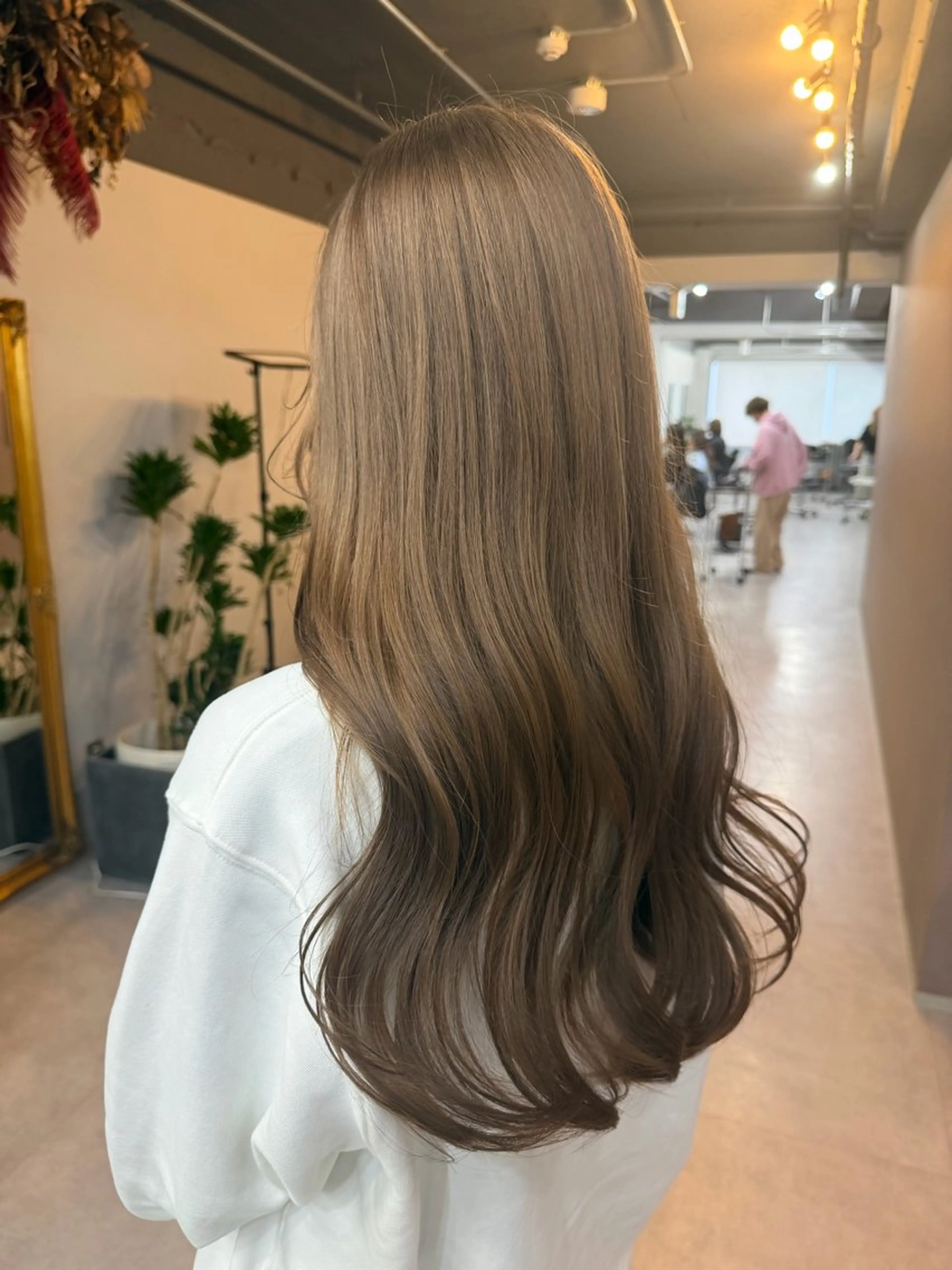 ロング カラー カット ヘアカラー トリートメント ミルクティーカラー グレージュ　高山慧輔のヘアスタイル