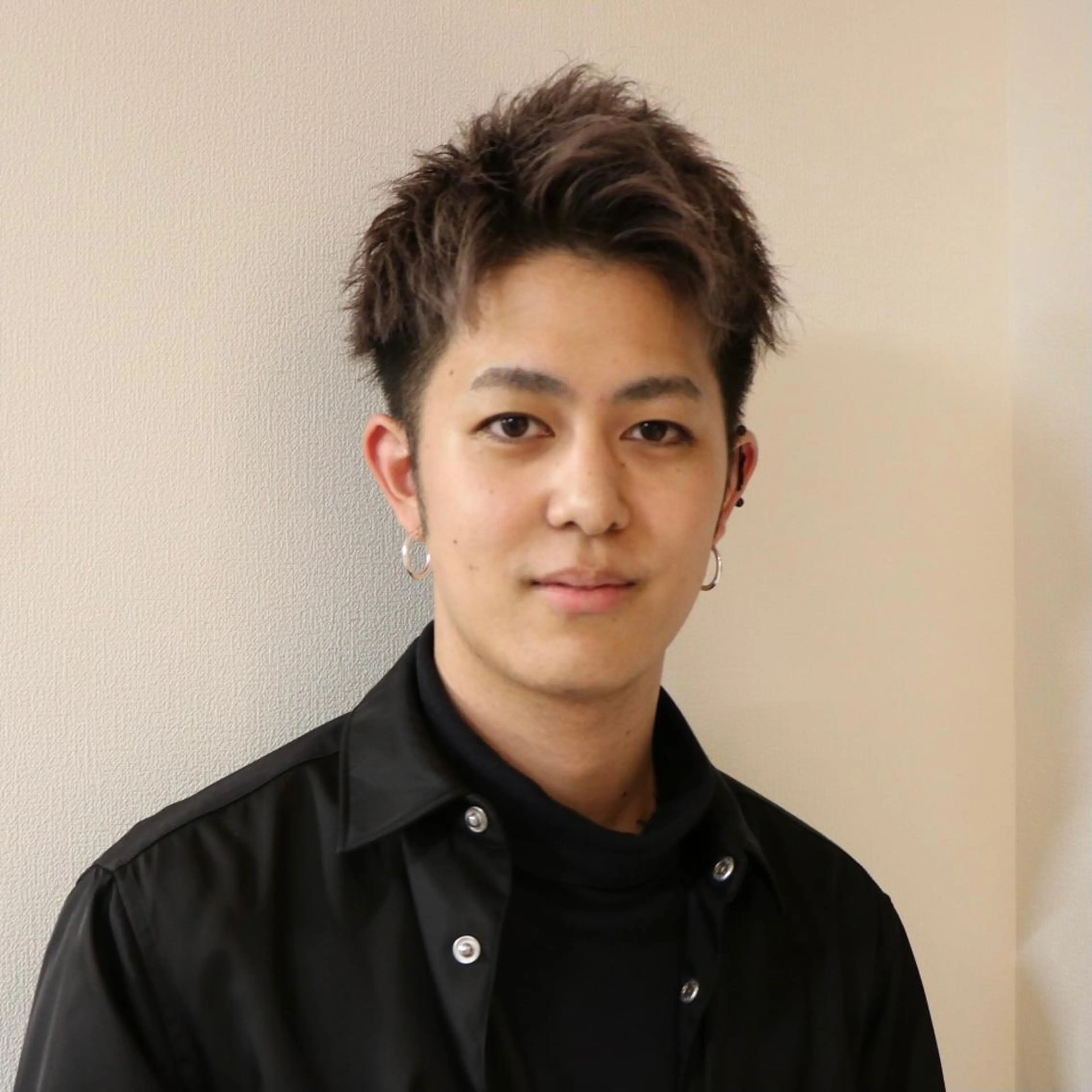 ショート カラー メンズ アップバング シルバー カット ヘアカラー メンズ特化美容師/ 藤戸 椋のヘアスタイル