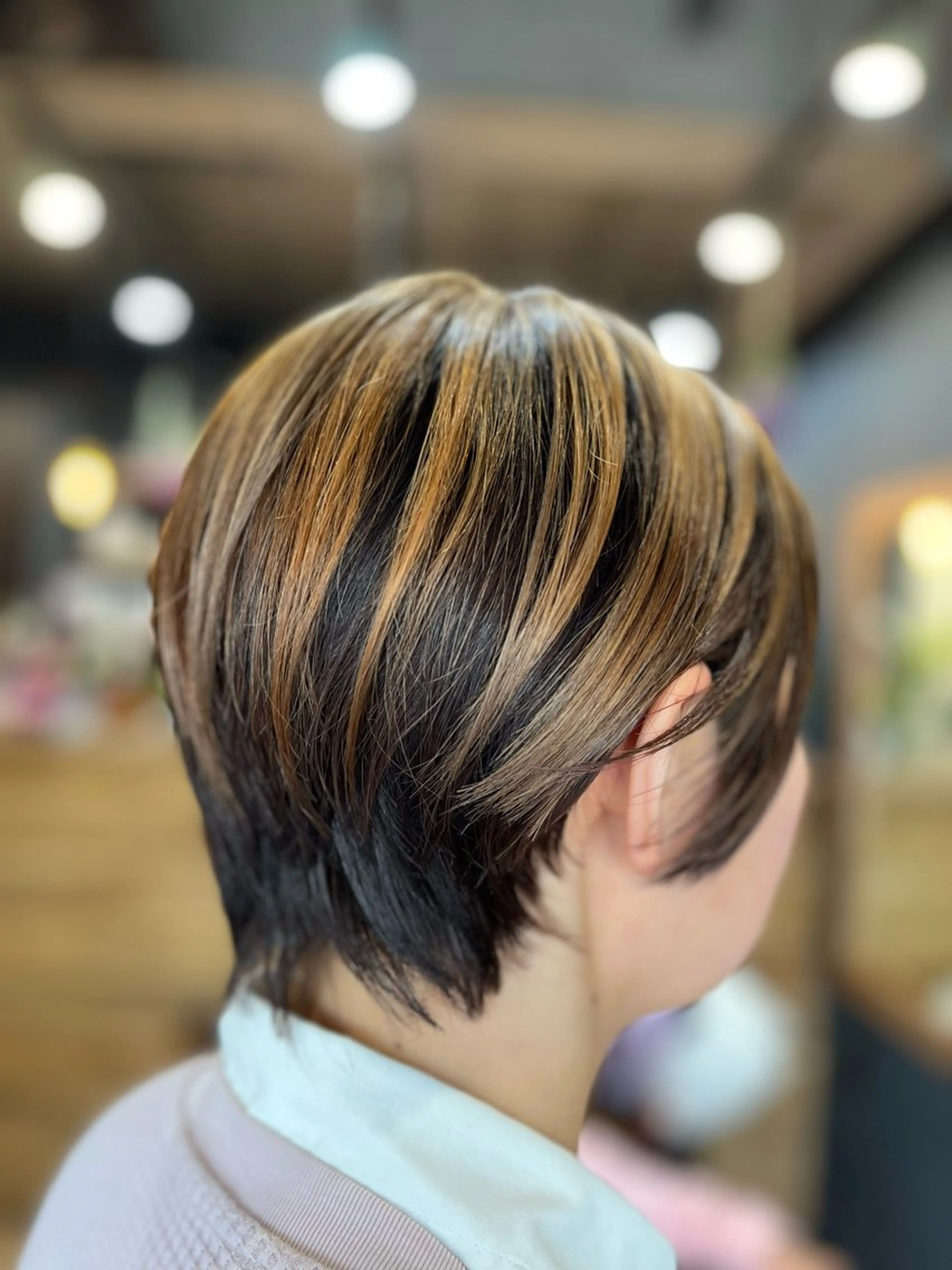 ショート カラー 小松 真唯子のヘアスタイル