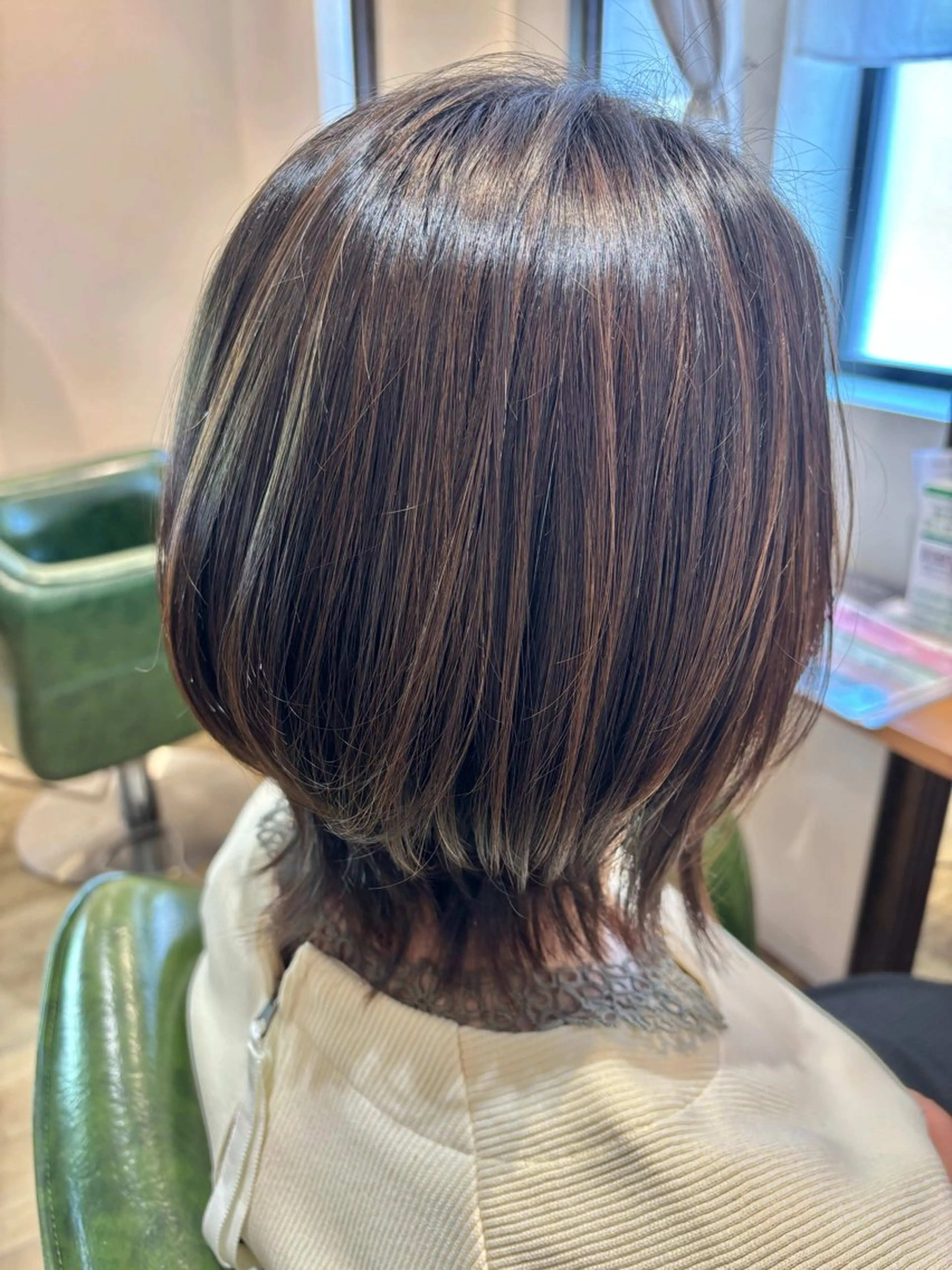 ミディアム 秋野 遥のヘアスタイル