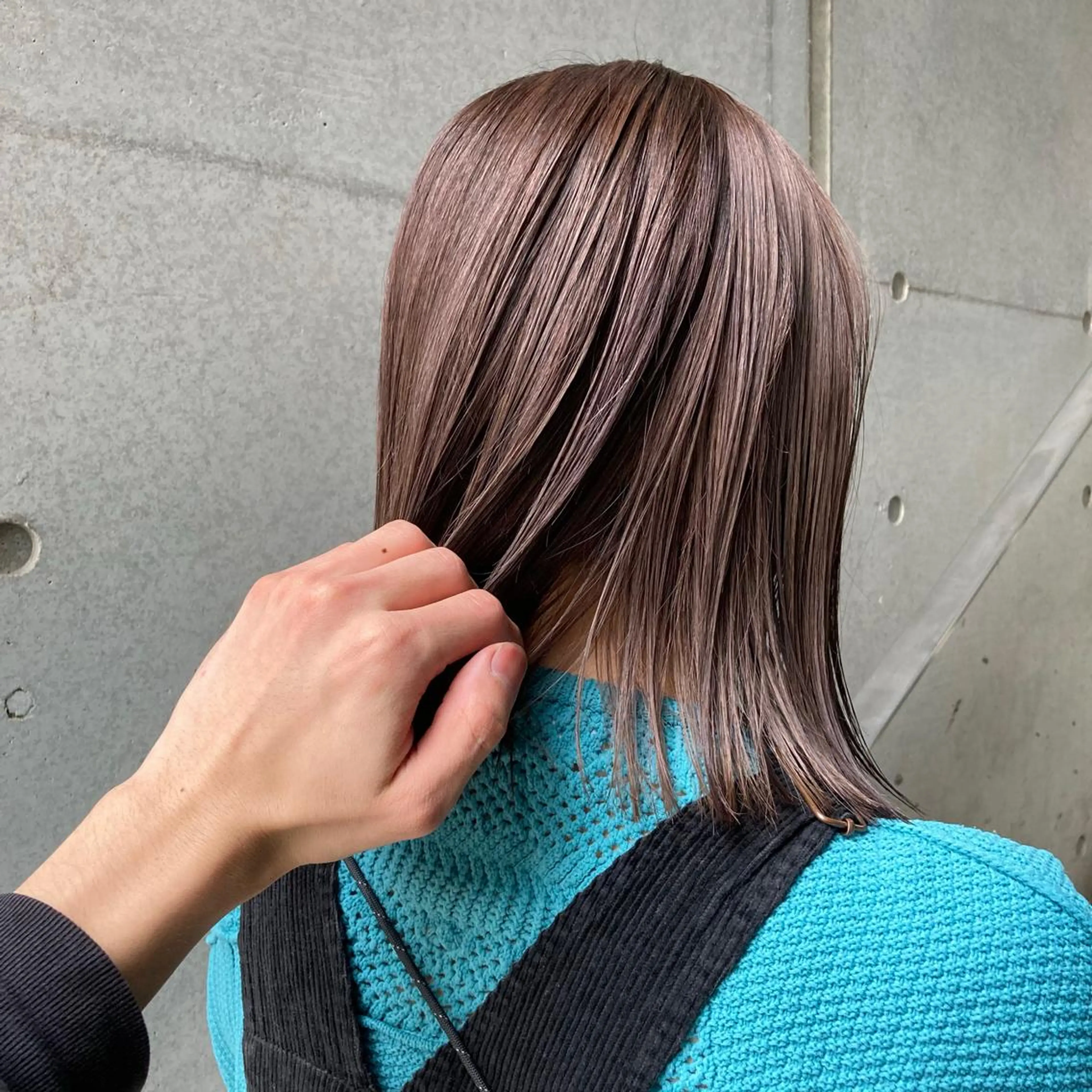セミロング カラー 顔まわりレイヤー デザインカットのヘアスタイル
