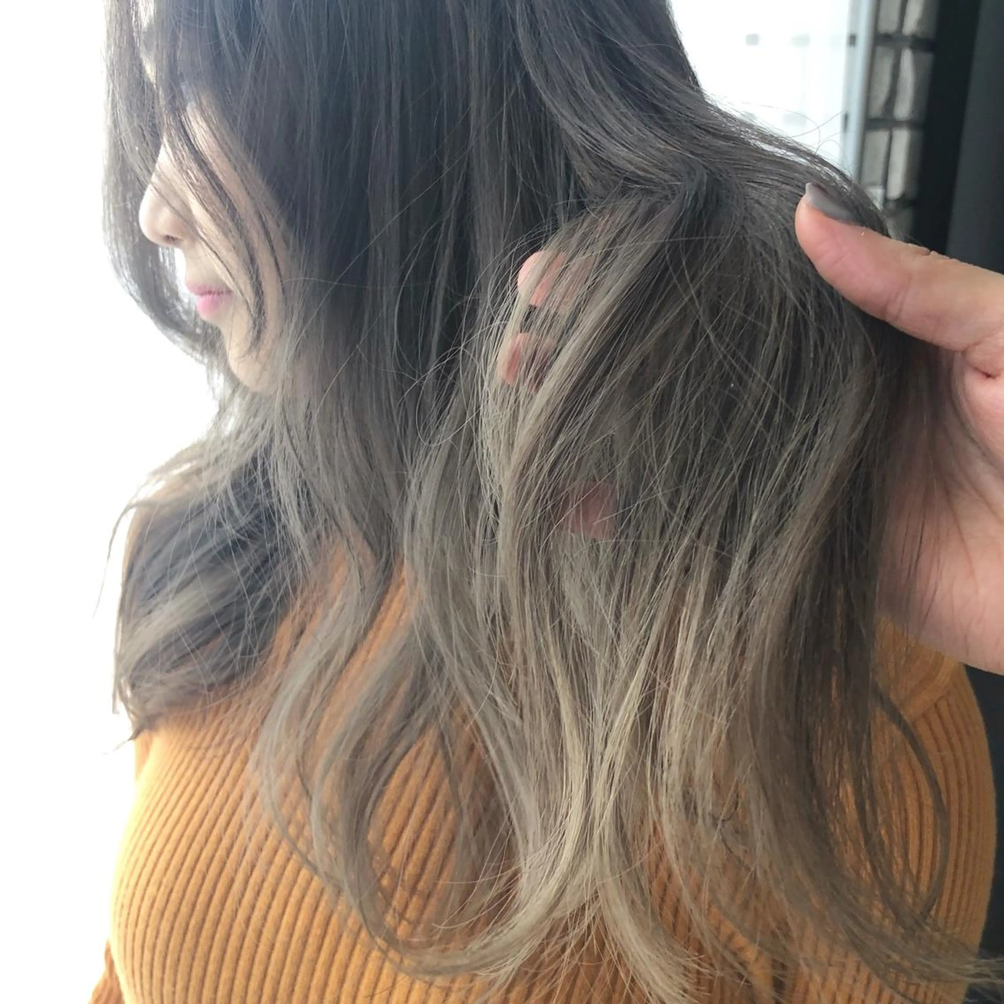 ロング カラー バレイヤージュ ベージュカラー ハイトーンカラー レイヤーカット ORIKA 美容室のヘアスタイル