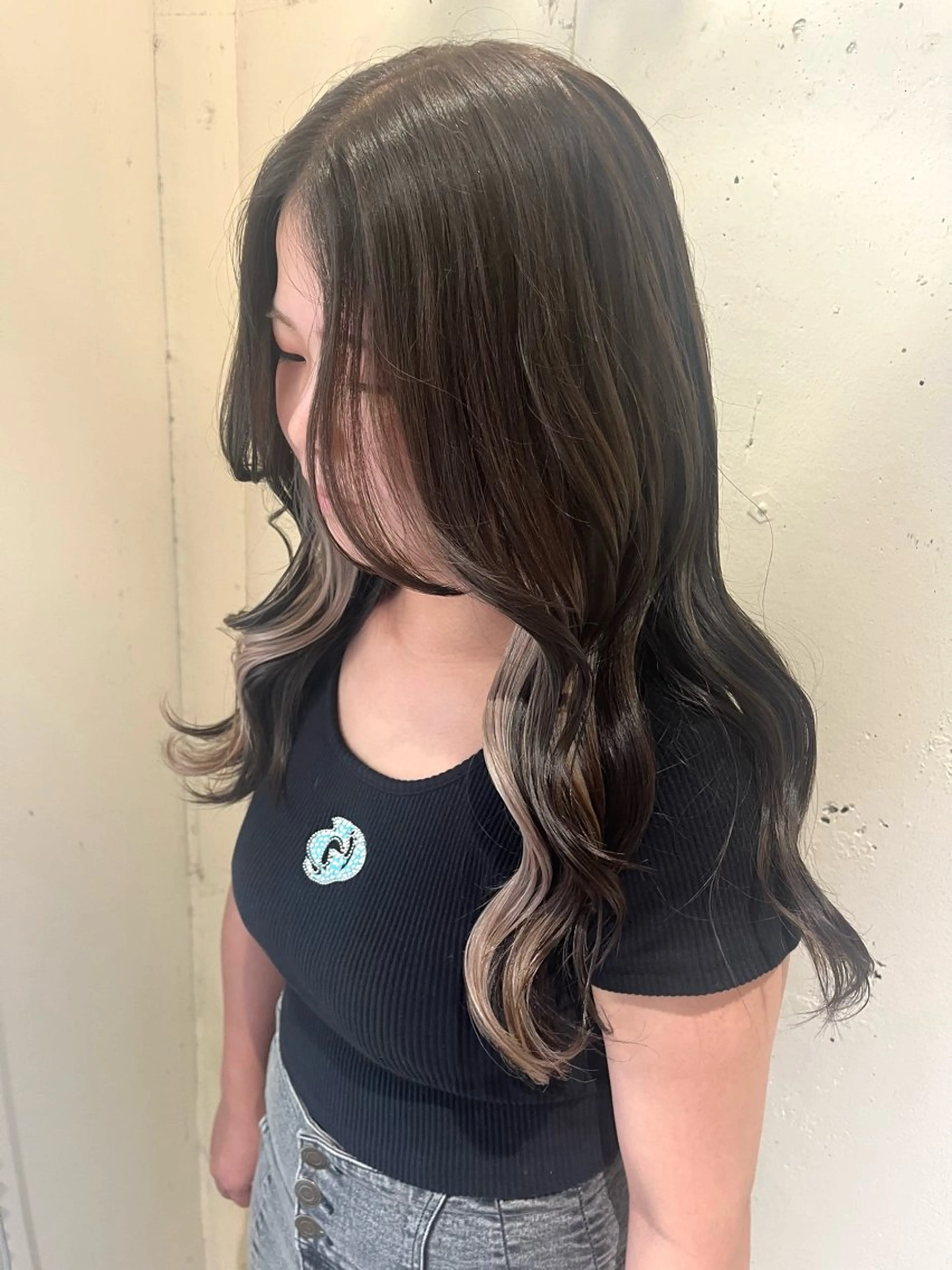 【ワンポイントでオシャレに🤍】《ブリーチ込み》カット + インナーorイヤリングカラー + 保湿トリートメントの写真