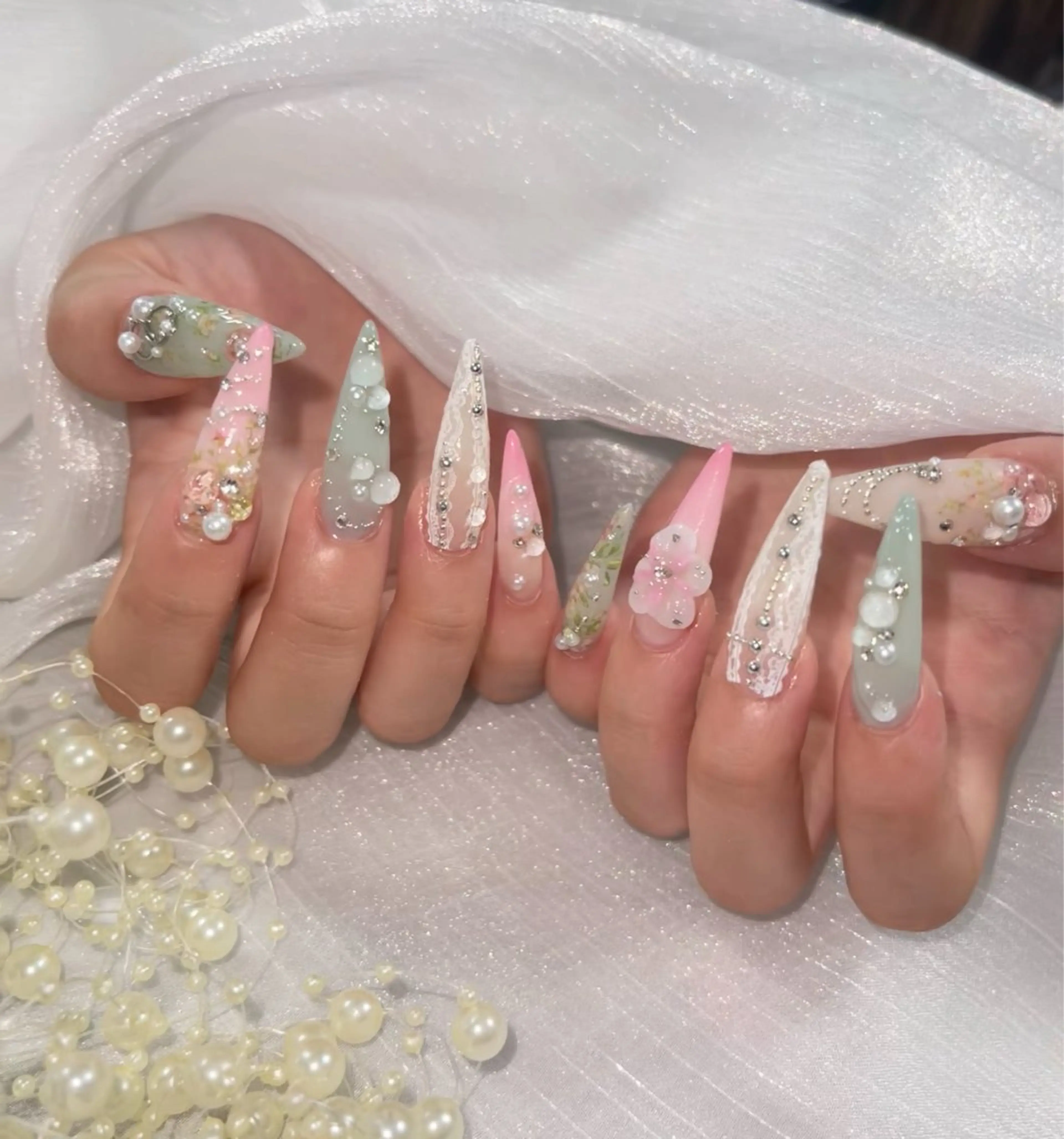 ネイル アートネイル グラデーション キラキラネイル ニュアンスネイル オフィスネイル ハンドネイル Amee Nail Salonのネイルデザイン