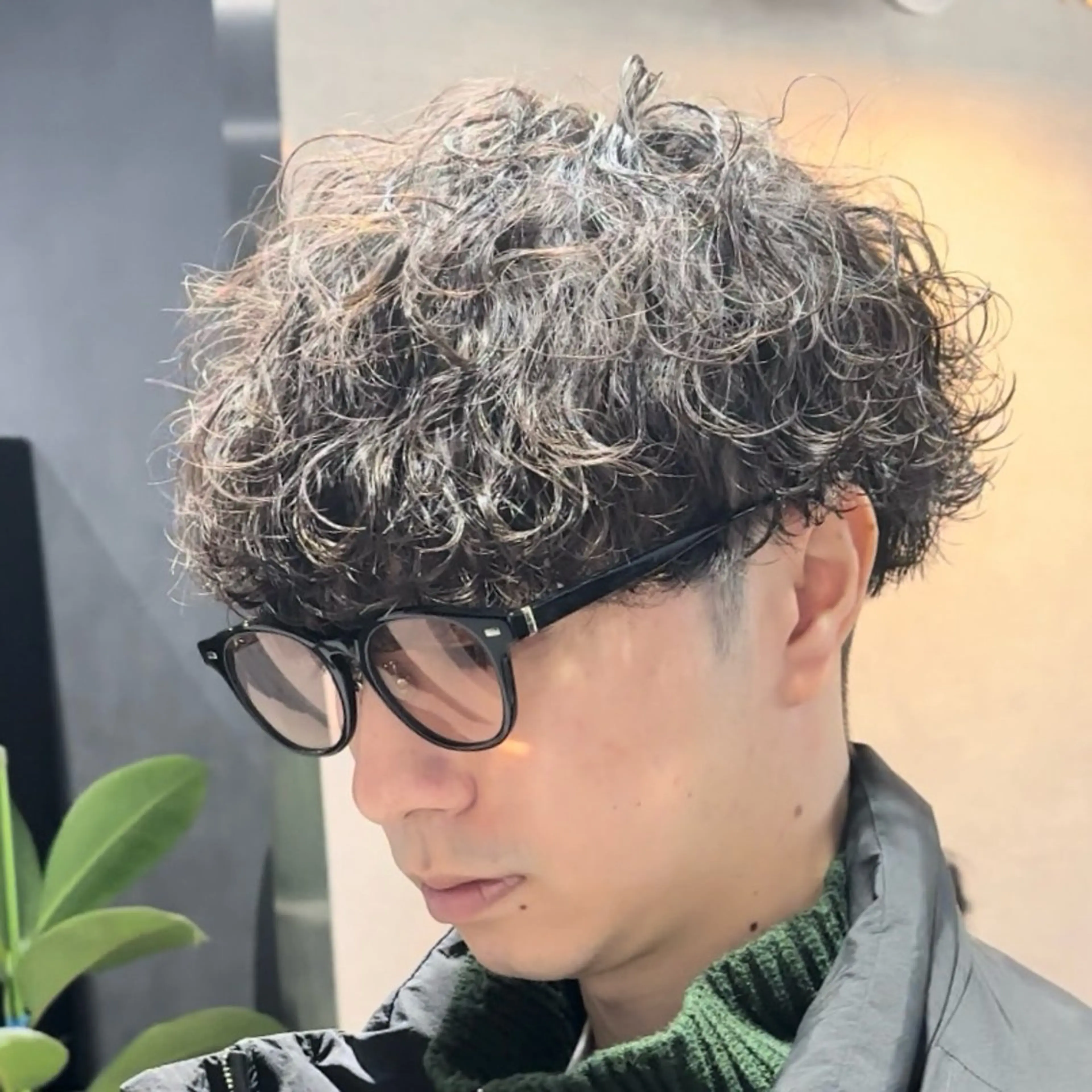 ショート カラー パーマ メンズ センターパート メンズハイライト マッシュ メンズパーマ スペインカール ✂️メンズカット ひろき✂️のヘアスタイル