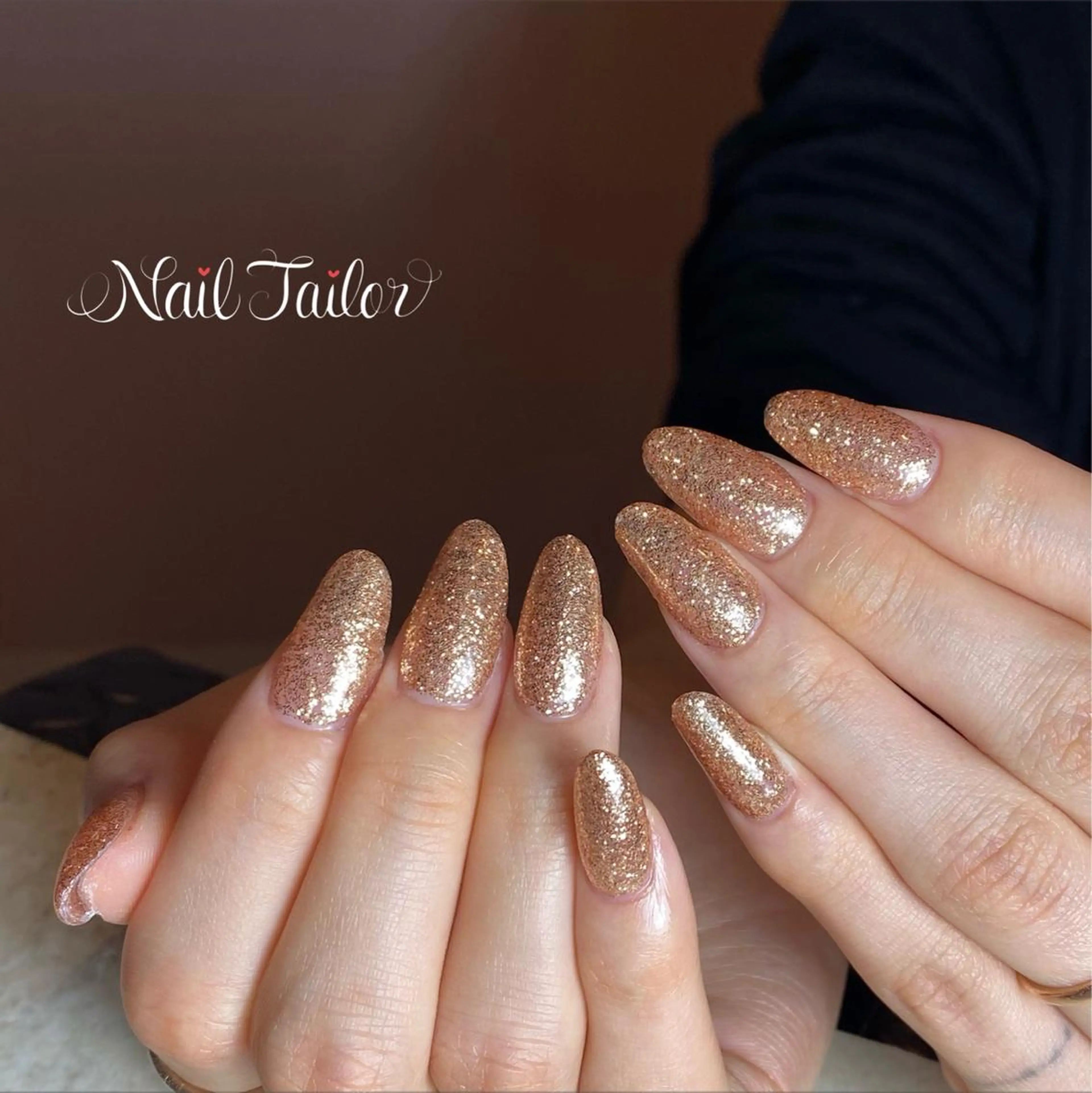 ネイル 長さ出し ジェルネイル ゴールド ゴージャス ラメ(グリッター) ハンドネイル 〜Nail Tailor〜　ネイルテイラー所属・NailTailor ネイルテイラーのネイルデザイン