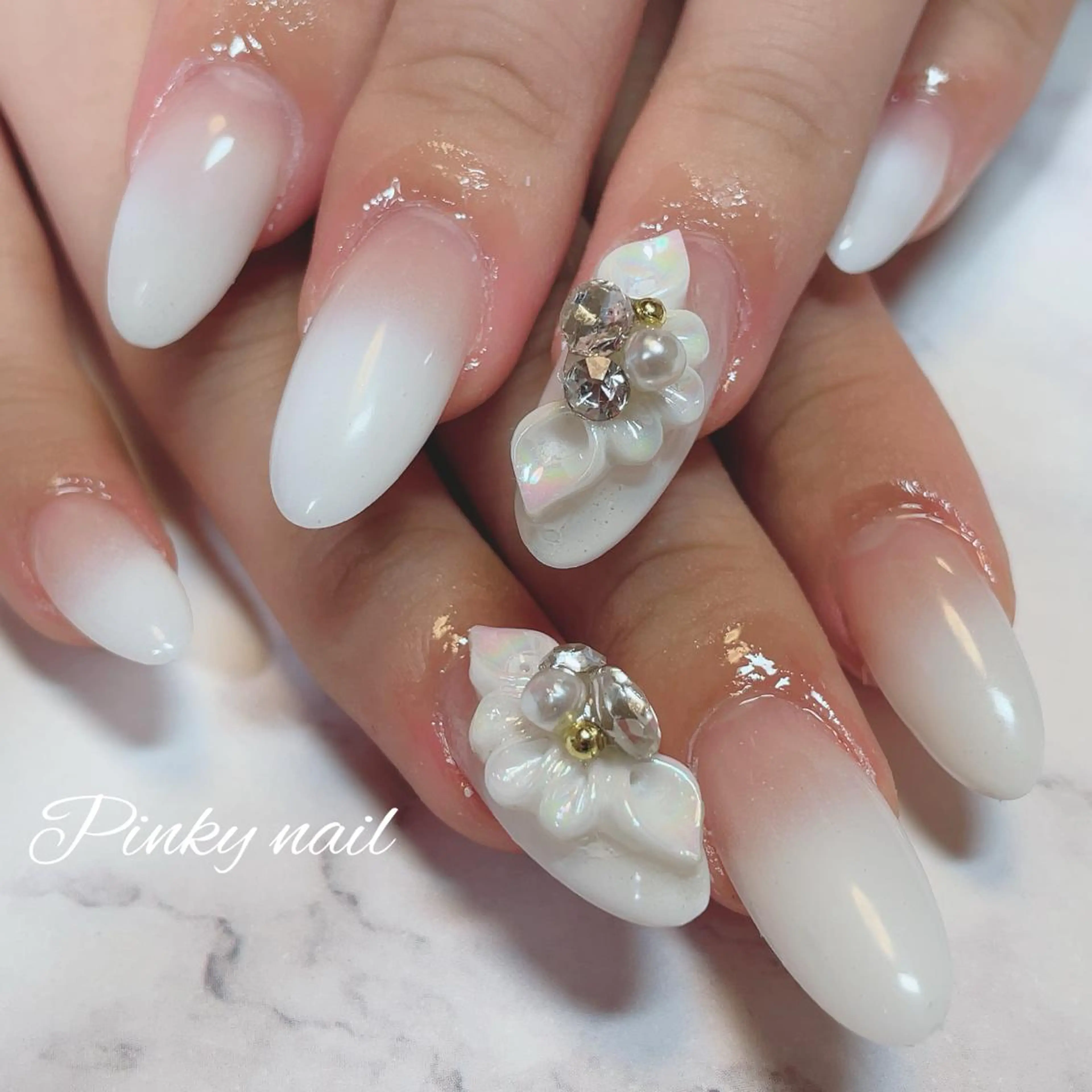 ネイル グラデーション ホワイト 高野 祐紀のネイルデザイン