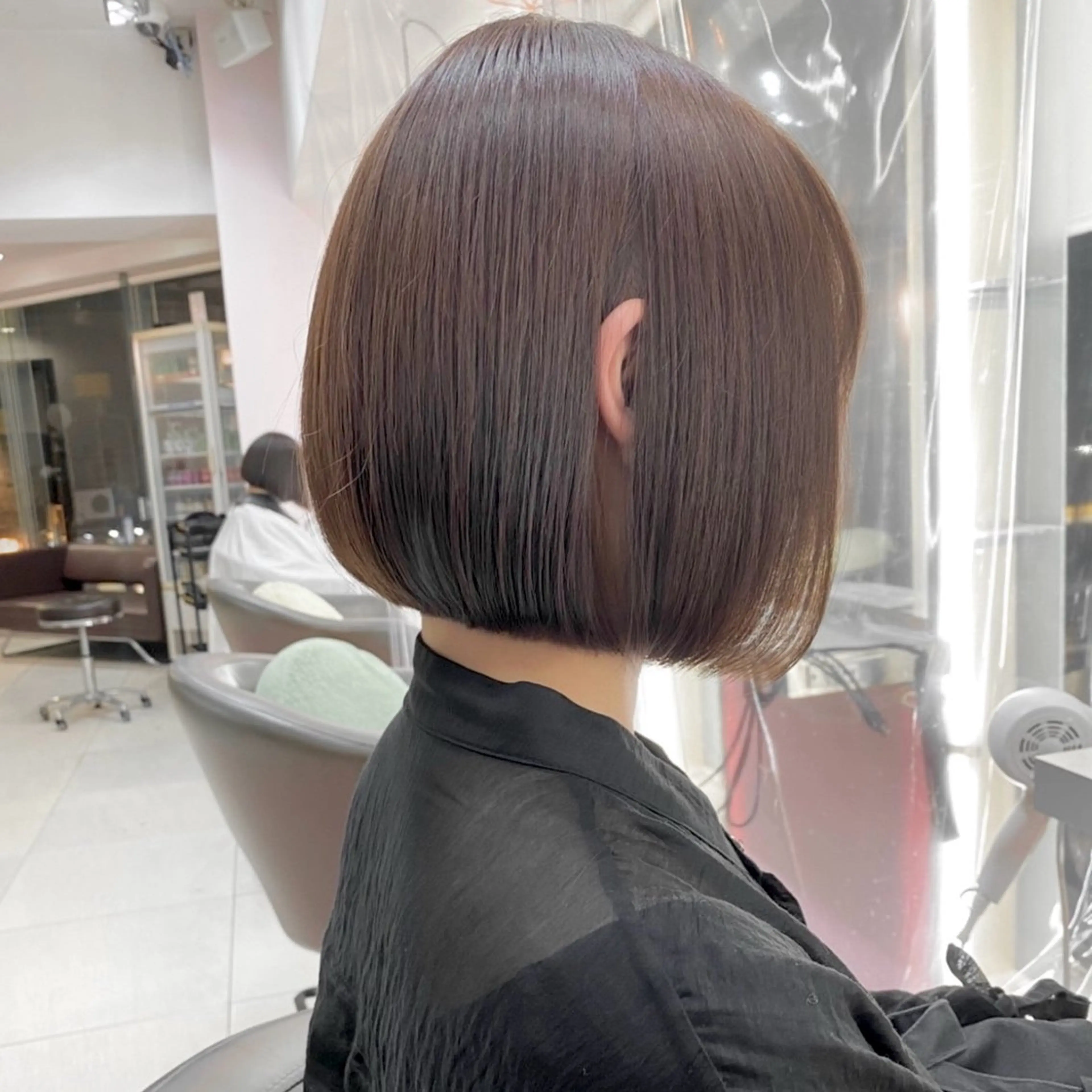 ショート カラー 前下がりボブ ショートボブ ボブ 似合わせカット ショートヘア カット ヘアカラー トリートメント ボブ×艶髪｜ 艶カラー🩶石橋怜大のヘアスタイル