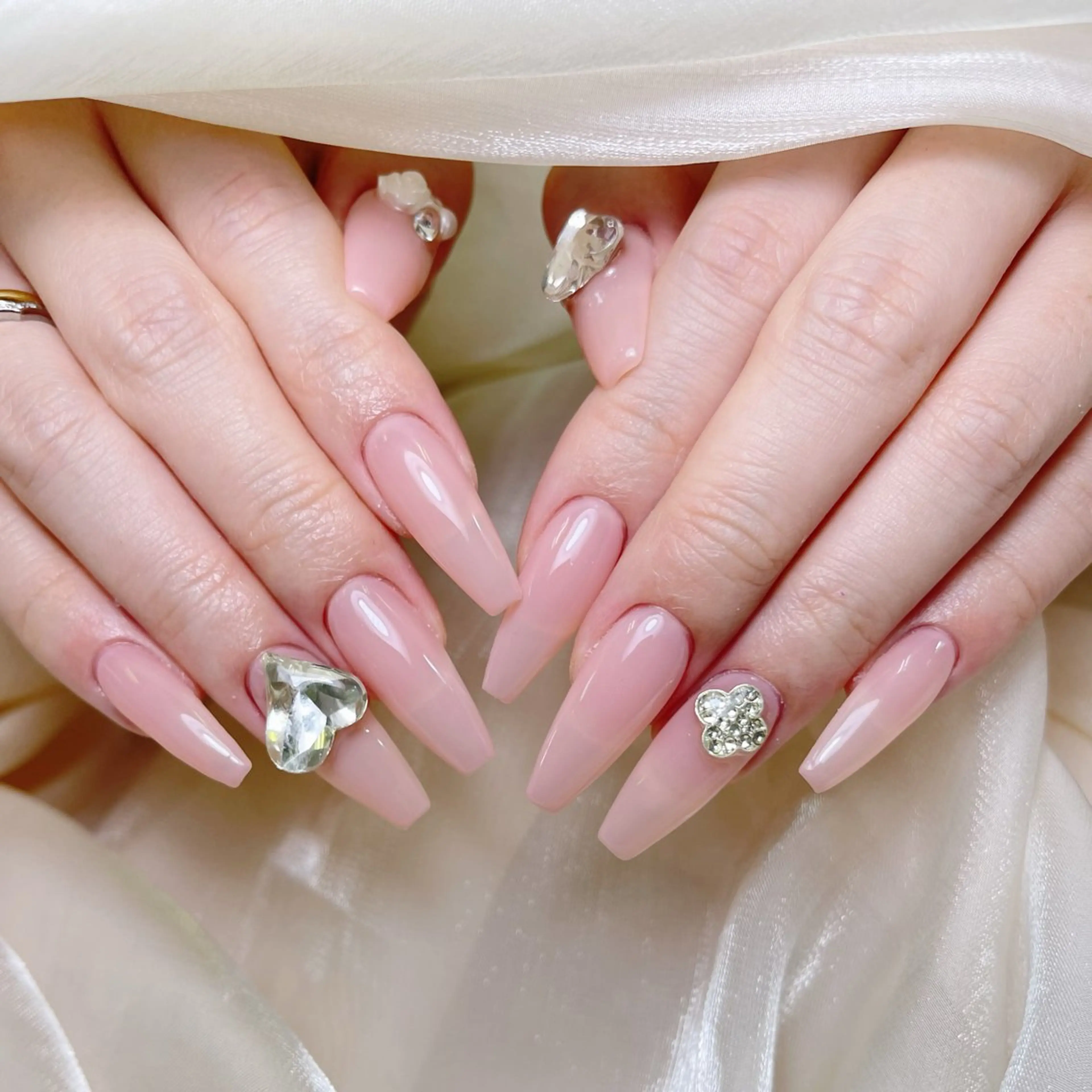 ネイル チークネイル ガーリー キラキラネイル 韓国ネイル リボン ハンドネイル NailPrincess所属・princess スカルプ専門店のネイルデザイン