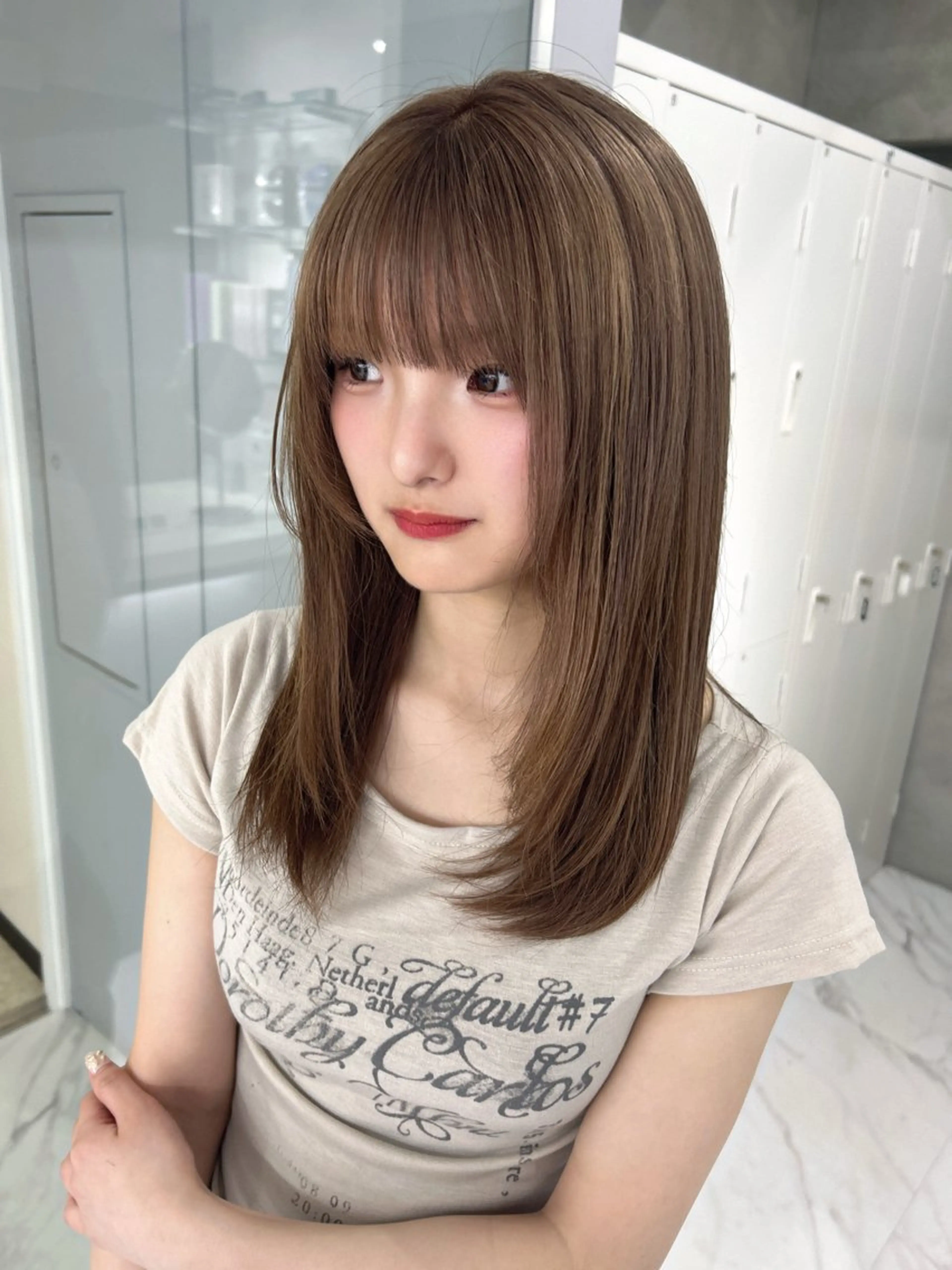 セミロング カラー ベージュカラー ブリーチ ミルクティーベージュ 顔まわりレイヤー 顔周りカット カット ヘアカラー トリートメント shizuna/平尾 /カラー/髪質改善のヘアスタイル