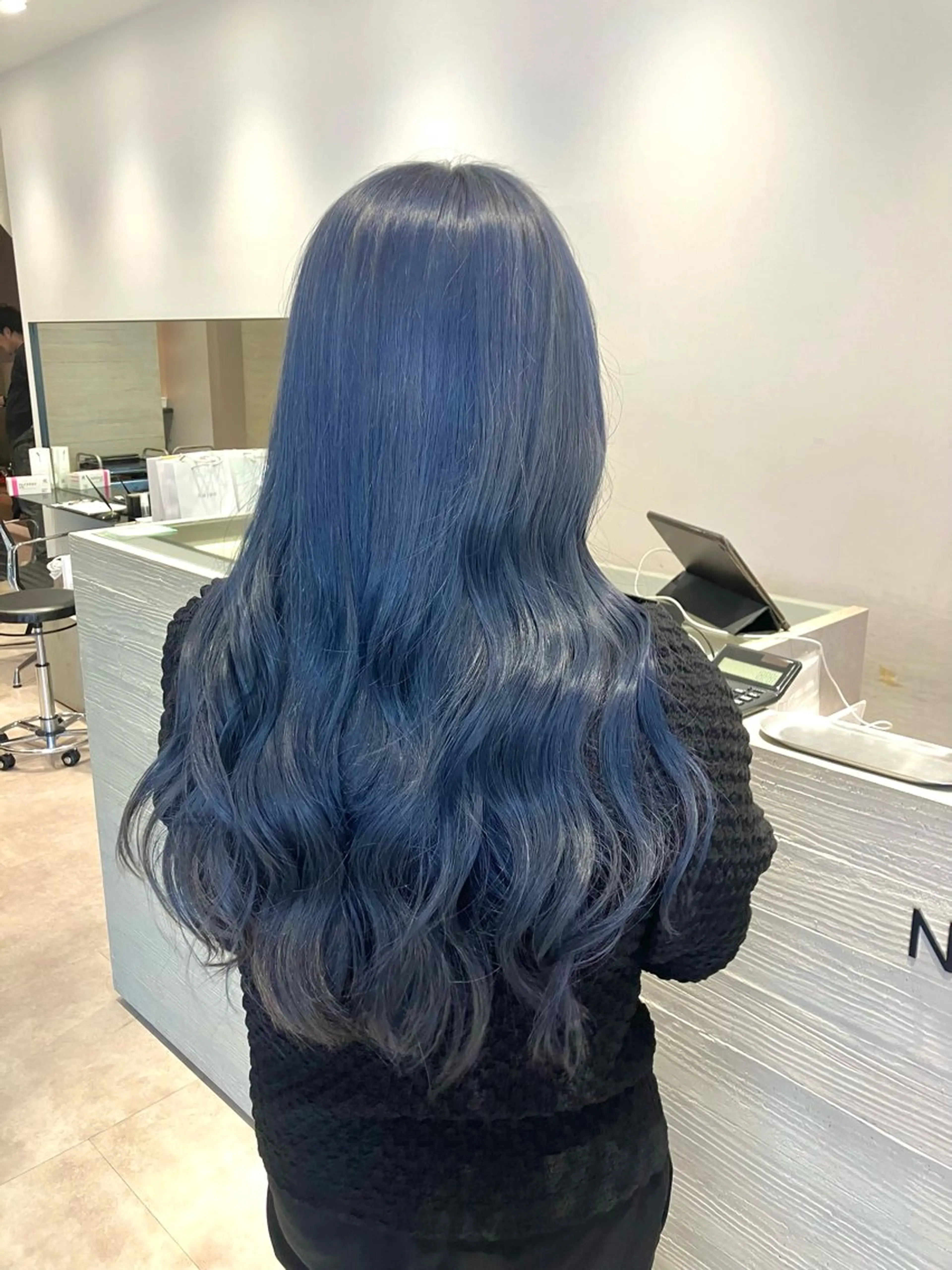 ロング カラー ブリーチ ブルーカラー ネイビーカラー サキ🤍ハイトーン 🩰くびれ巻きヘアのヘアスタイル