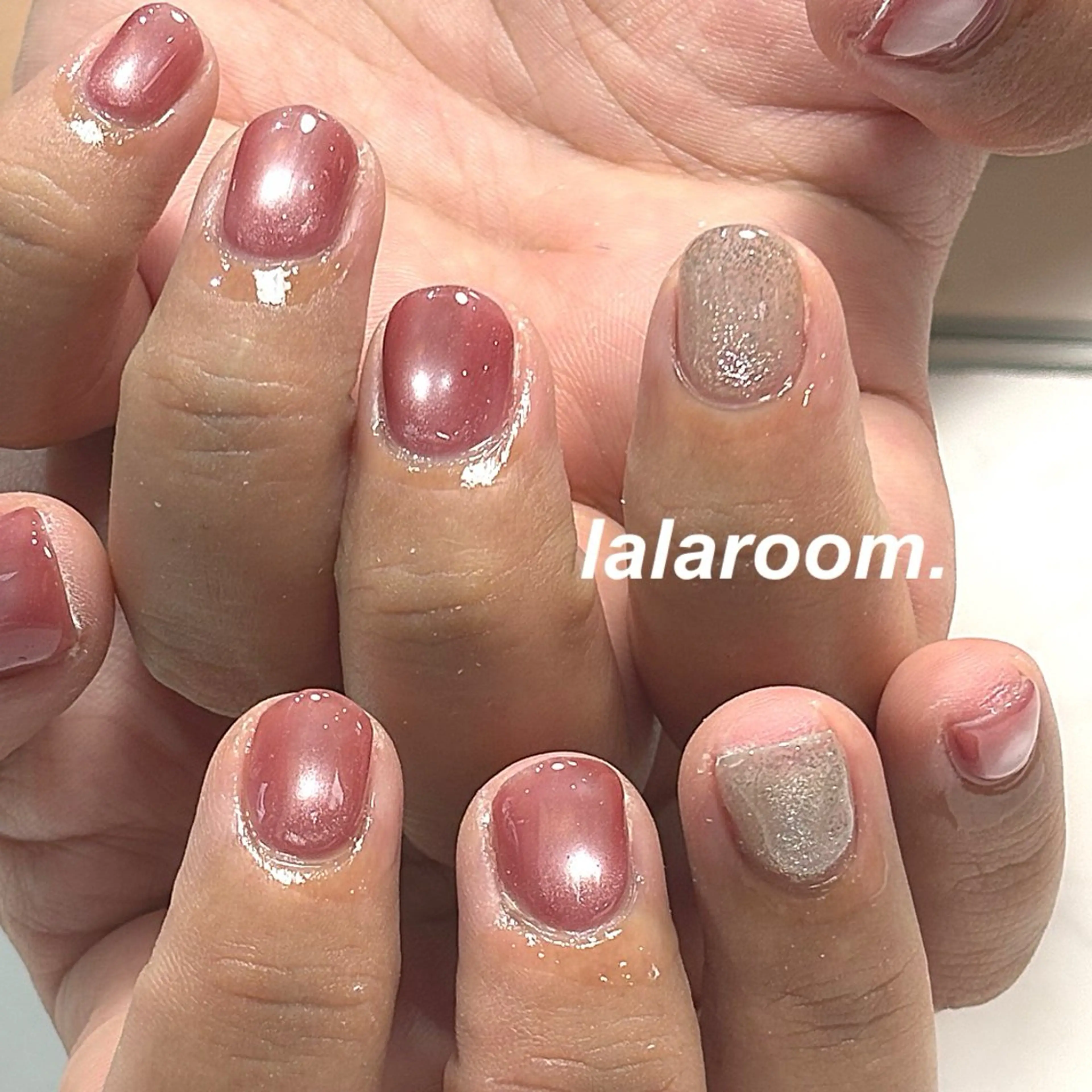 ネイル キラキラネイル マグネットネイル オフィスネイル ワンカラーネイル シンプルネイル ハンドネイル lala room.のネイルデザイン