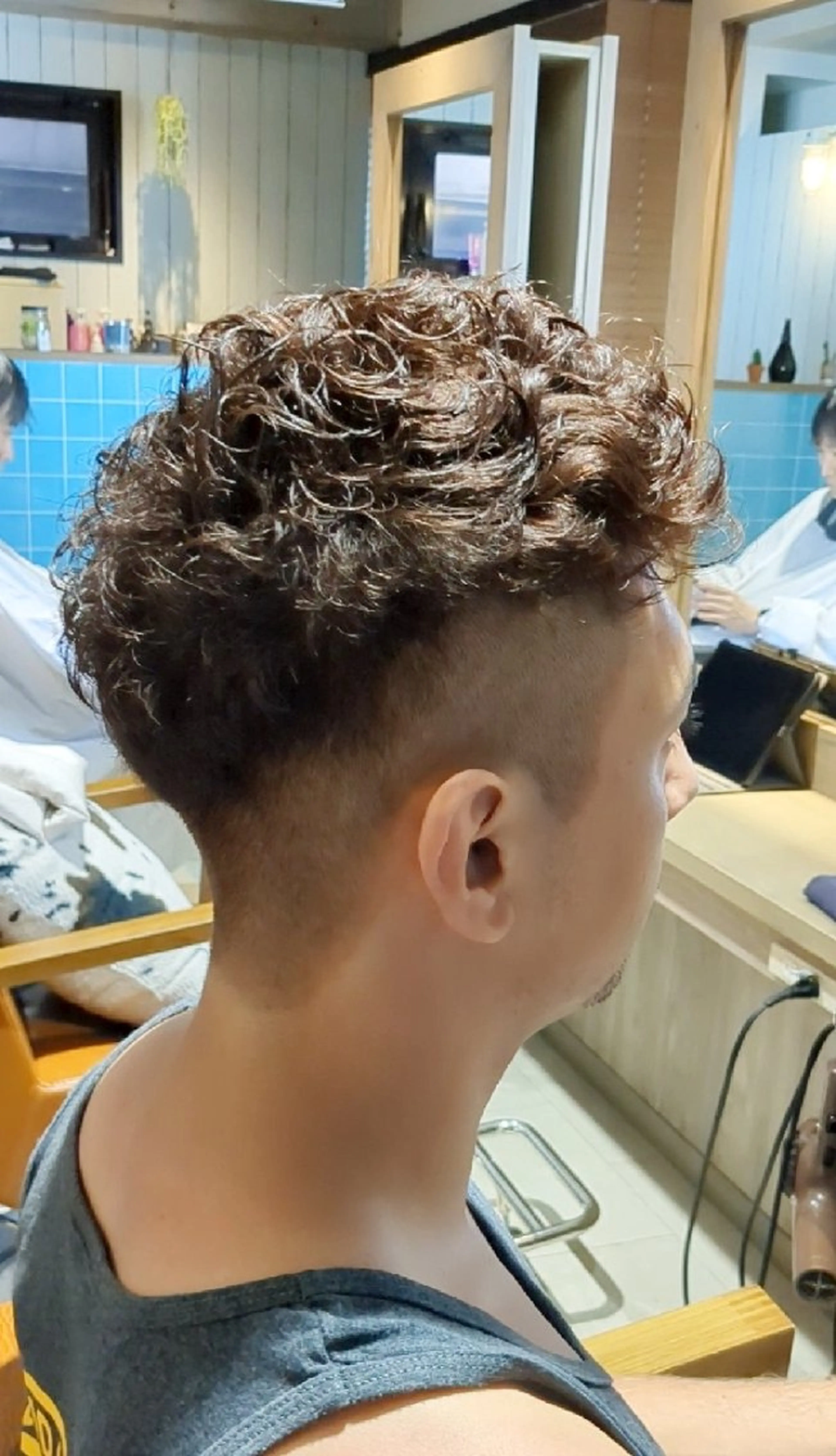 メンズ スペインカール alushe 岡 陽子のヘアスタイル