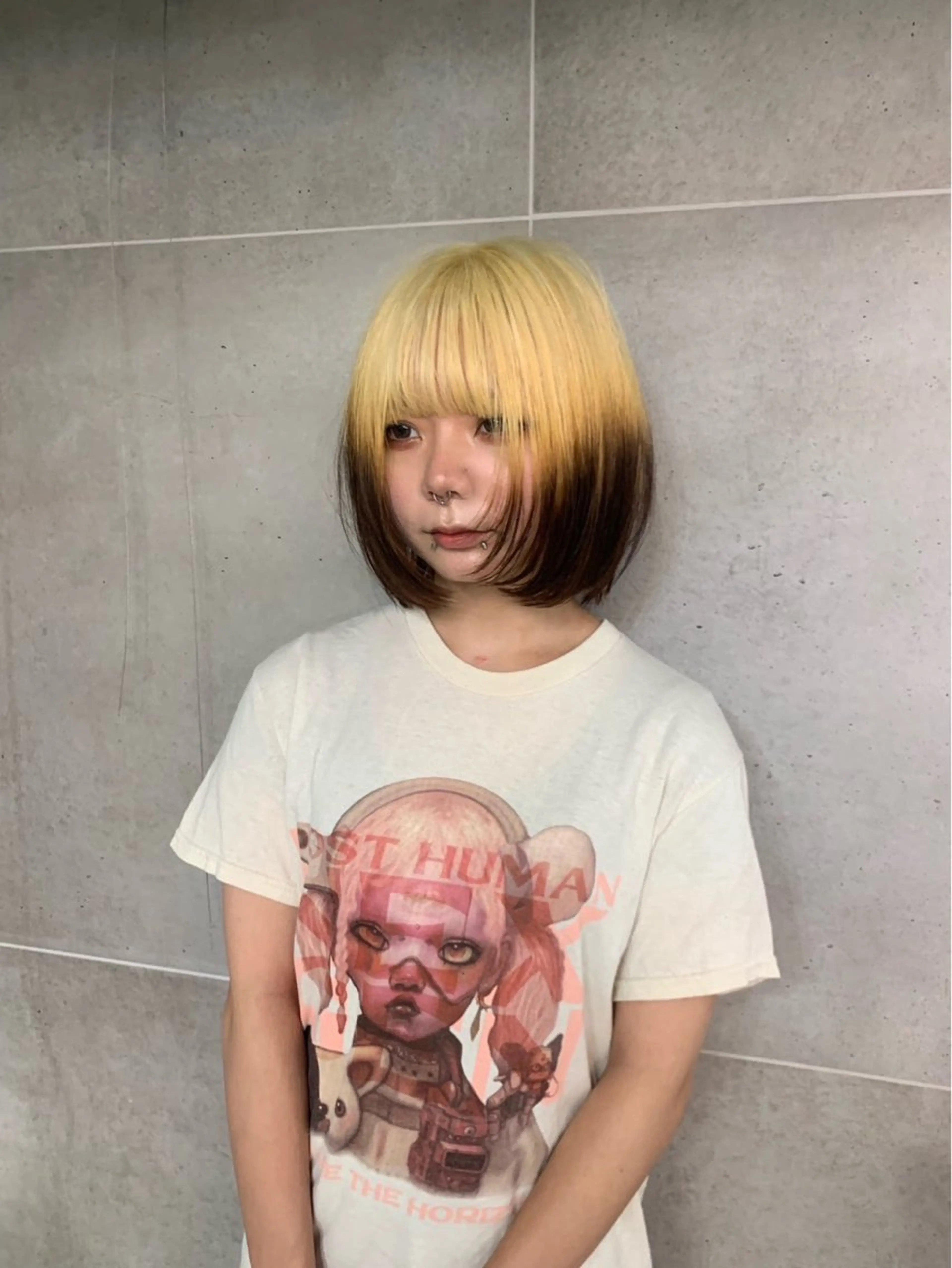 【新規】ルーツカラー🌖ケアブリーチ代無料🫧ブリーチ＋毛先黒カラー💇🏼‍♀️ホワイトブロンド×ブラックの写真