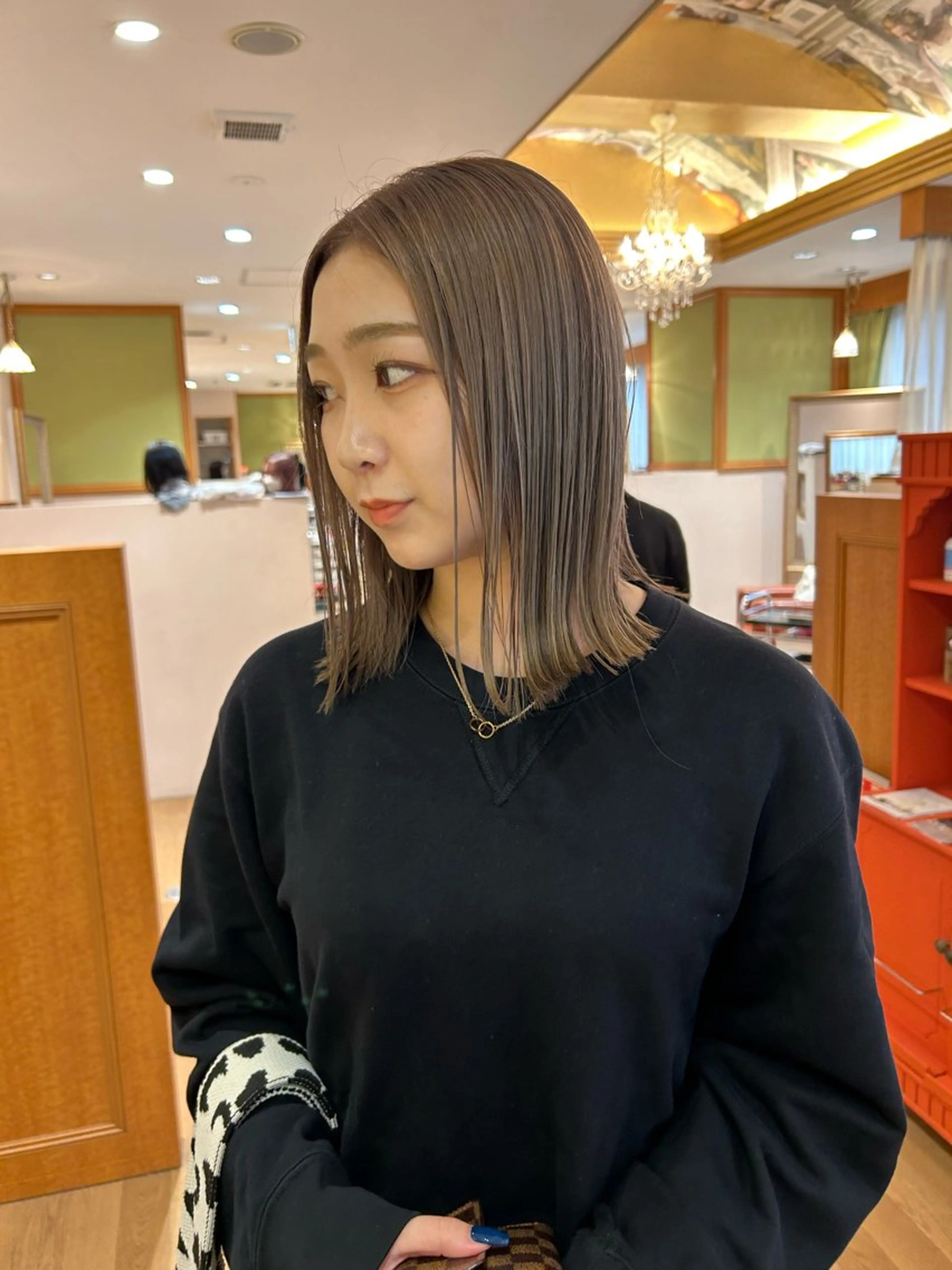 ミディアム カラー ブリーチ グレージュ ハイトーンカラー ハイトーングレージュ 伊藤 皓亮のヘアスタイル