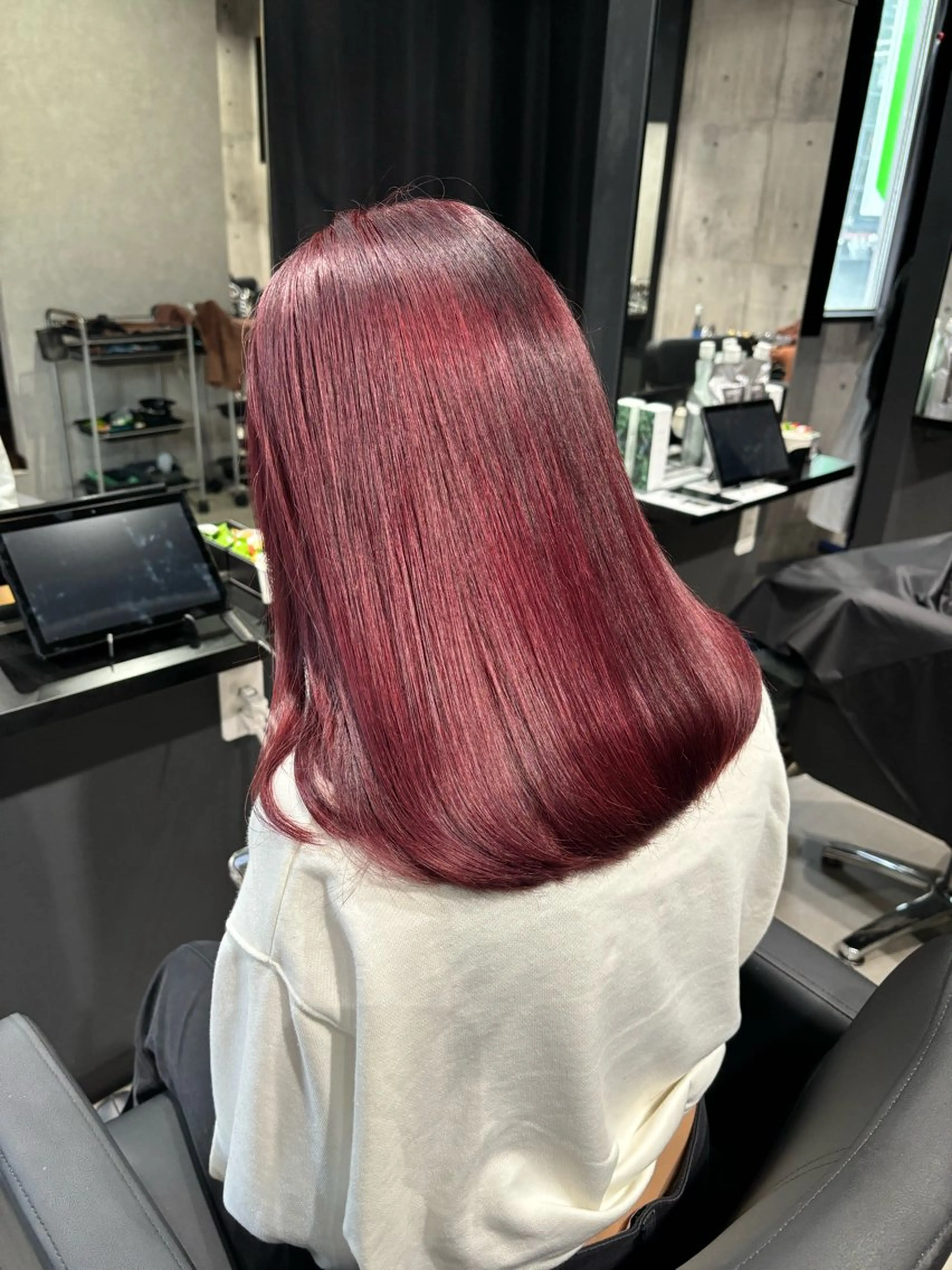 セミロング カラー ヘアアレンジ レッドカラー カット ヘアカラー トリートメント _WHITE / KENTOのヘアスタイル