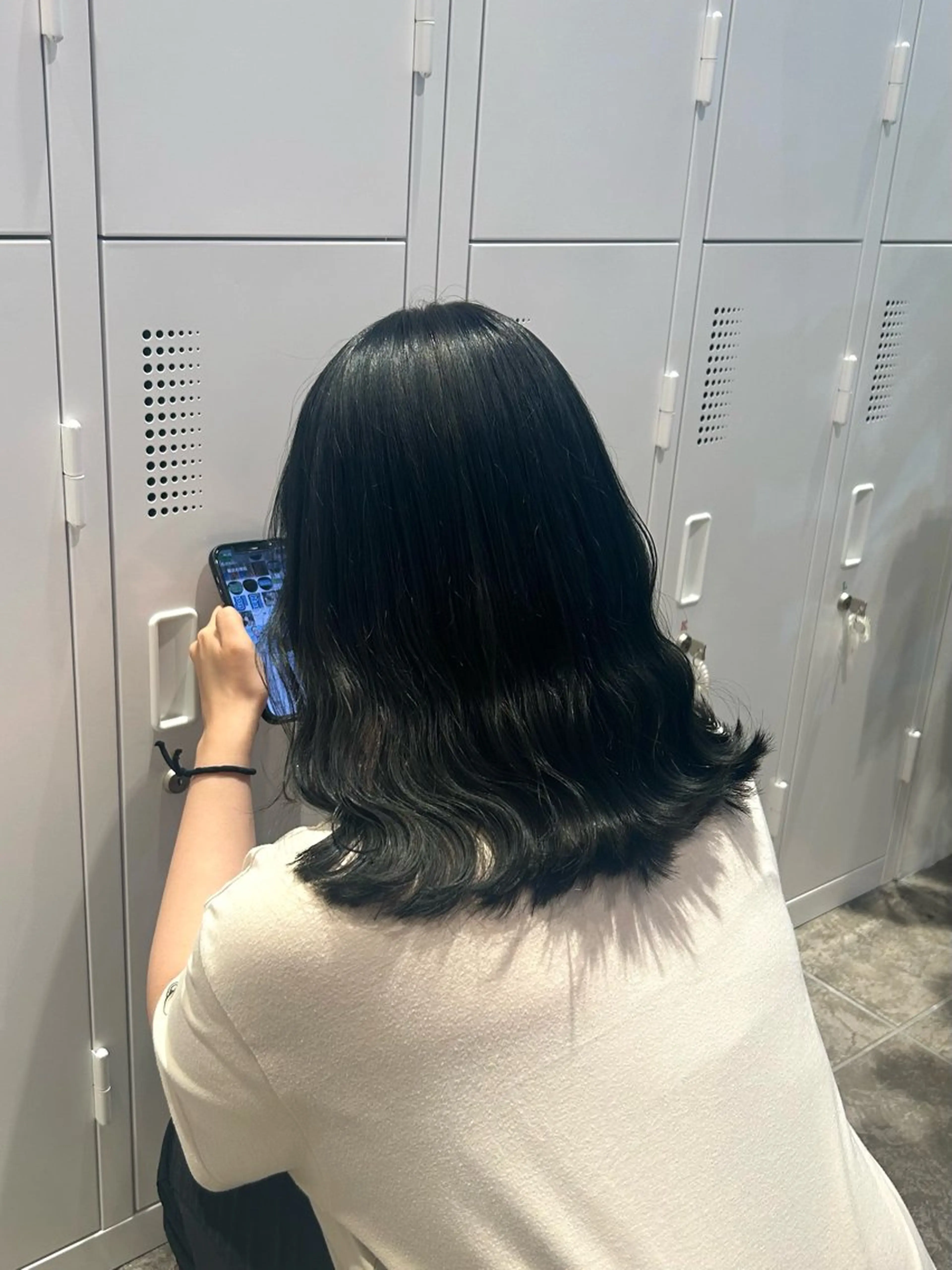 ミディアム カラー 黒髪 ブルーカラー ブルーブラック ヘアカラー 青山 里帆のヘアスタイル