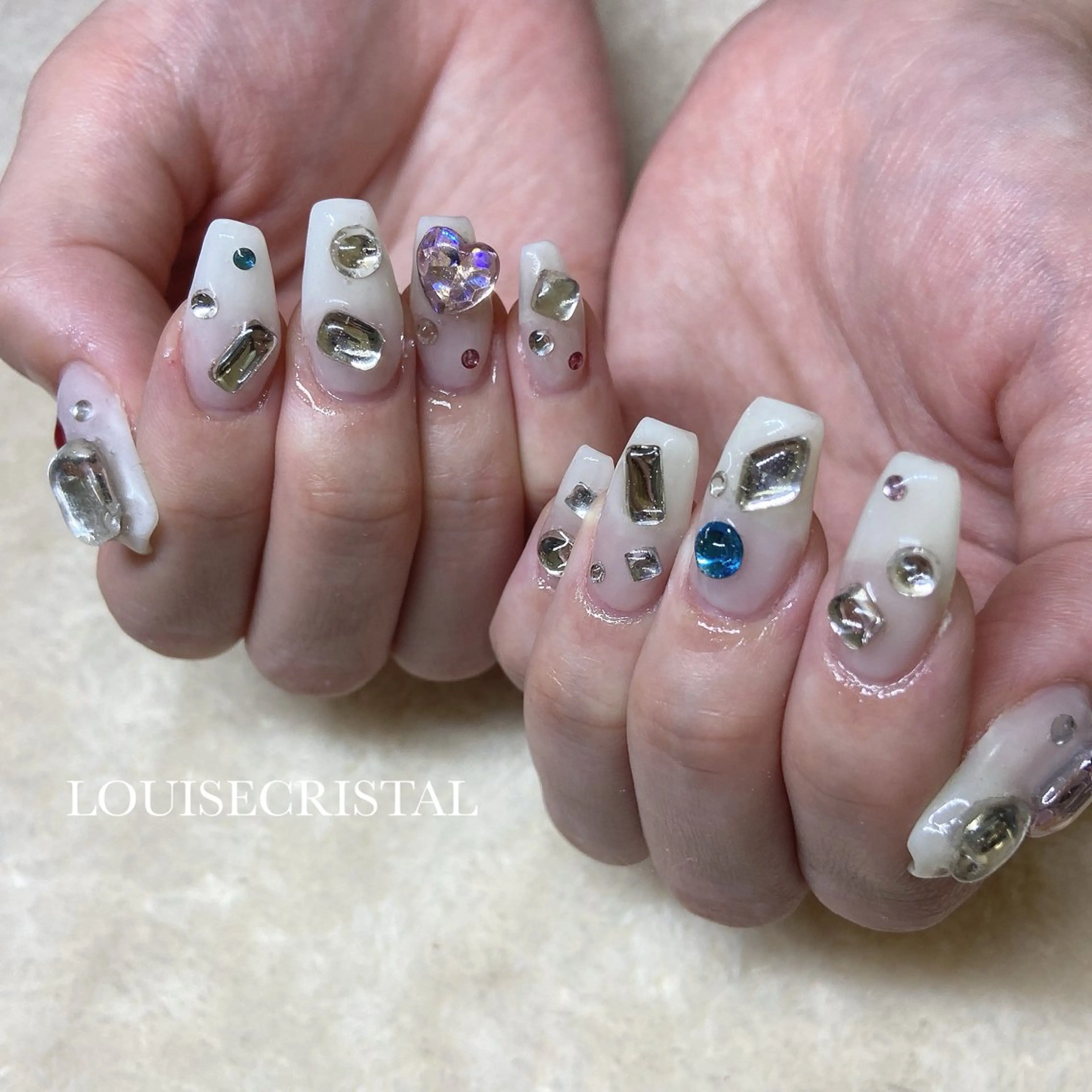 ネイル ハンドネイル LOUISE CRYSTALのネイルデザイン
