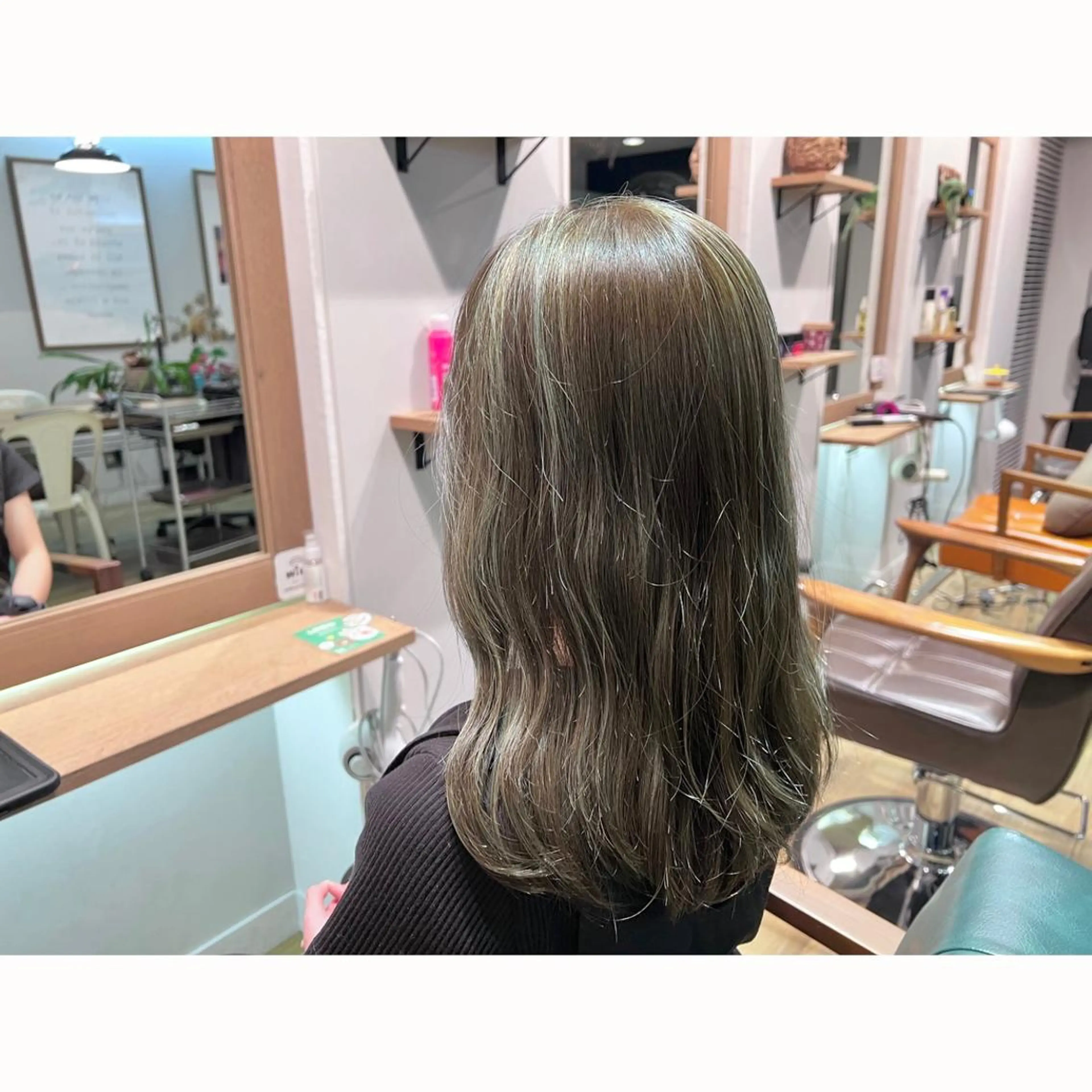 ロング カラー グレージュ ハイライトカラー オリーブグレージュ オリーブグレー ハイライト ヘアカラー トリートメント ツキダテ ユイのヘアスタイル