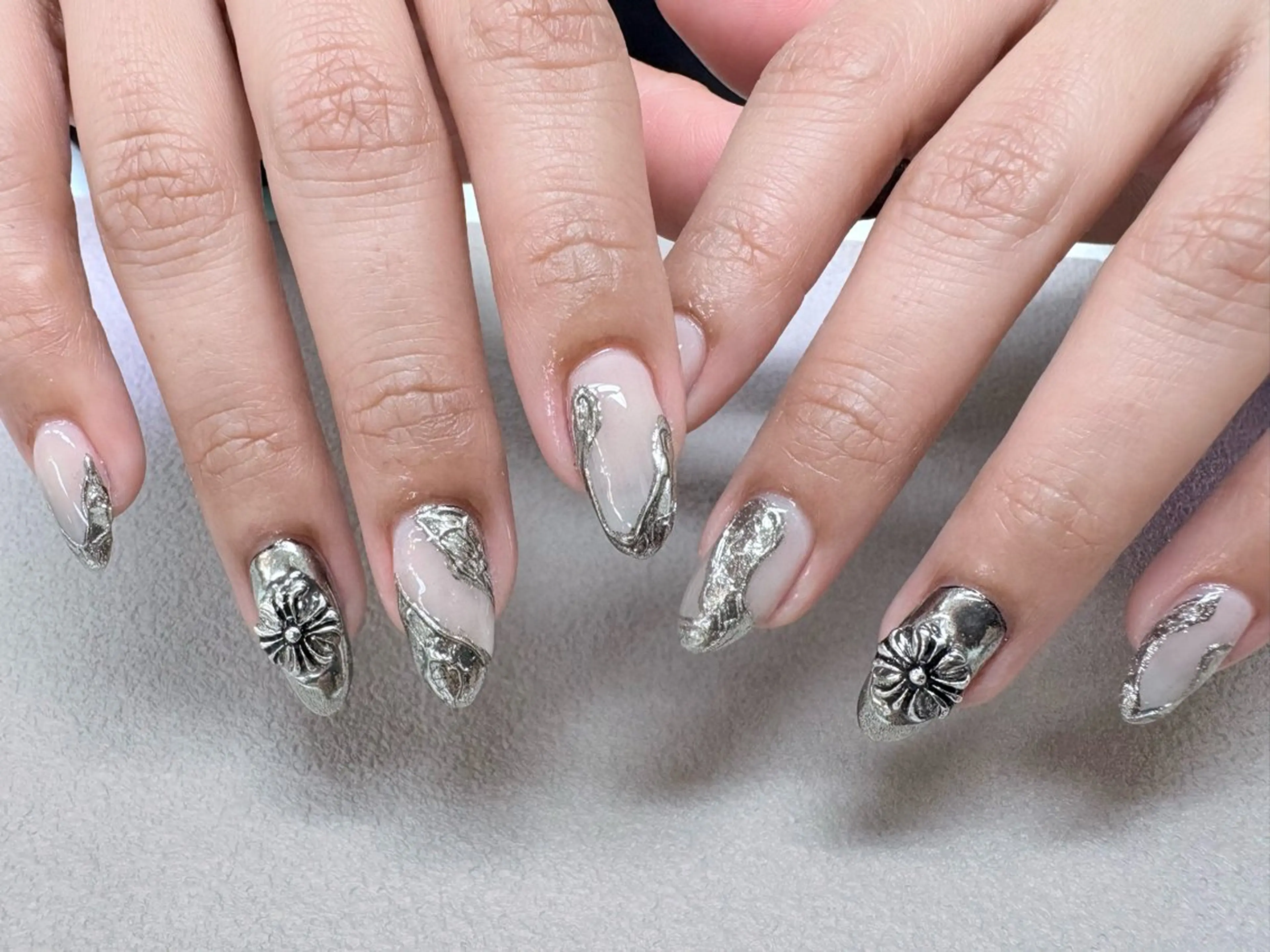 ネイル 持ち込み シルバー ハンドネイル NEW WORLD所属・Ayu 🪐NEWWORLDのネイルデザイン