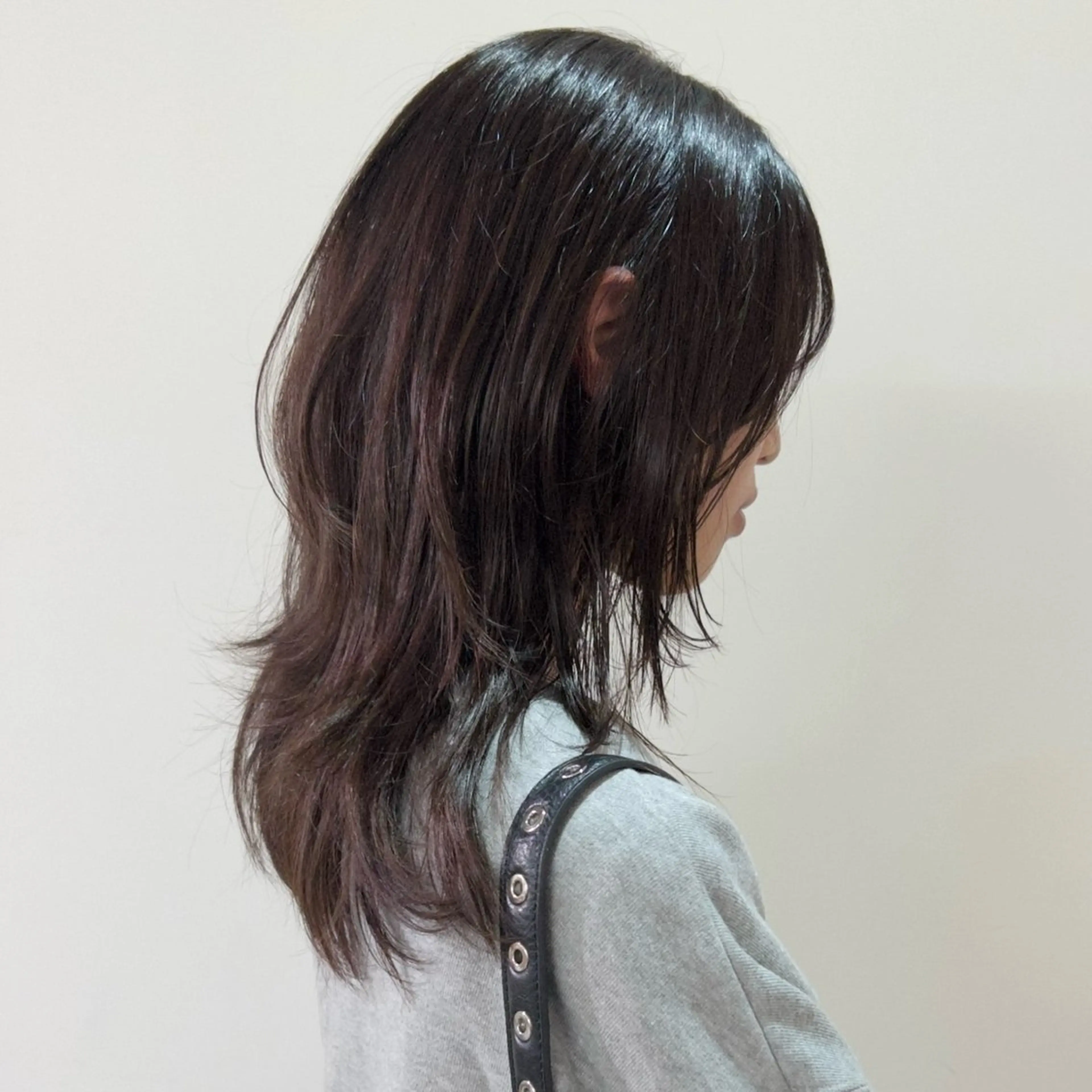ミディアム くびれヘア 顔まわりレイヤー ハッシュカット ハイレイヤー くびれレイヤー カット トリートメント nonoka オリーブ/レイヤーのヘアスタイル