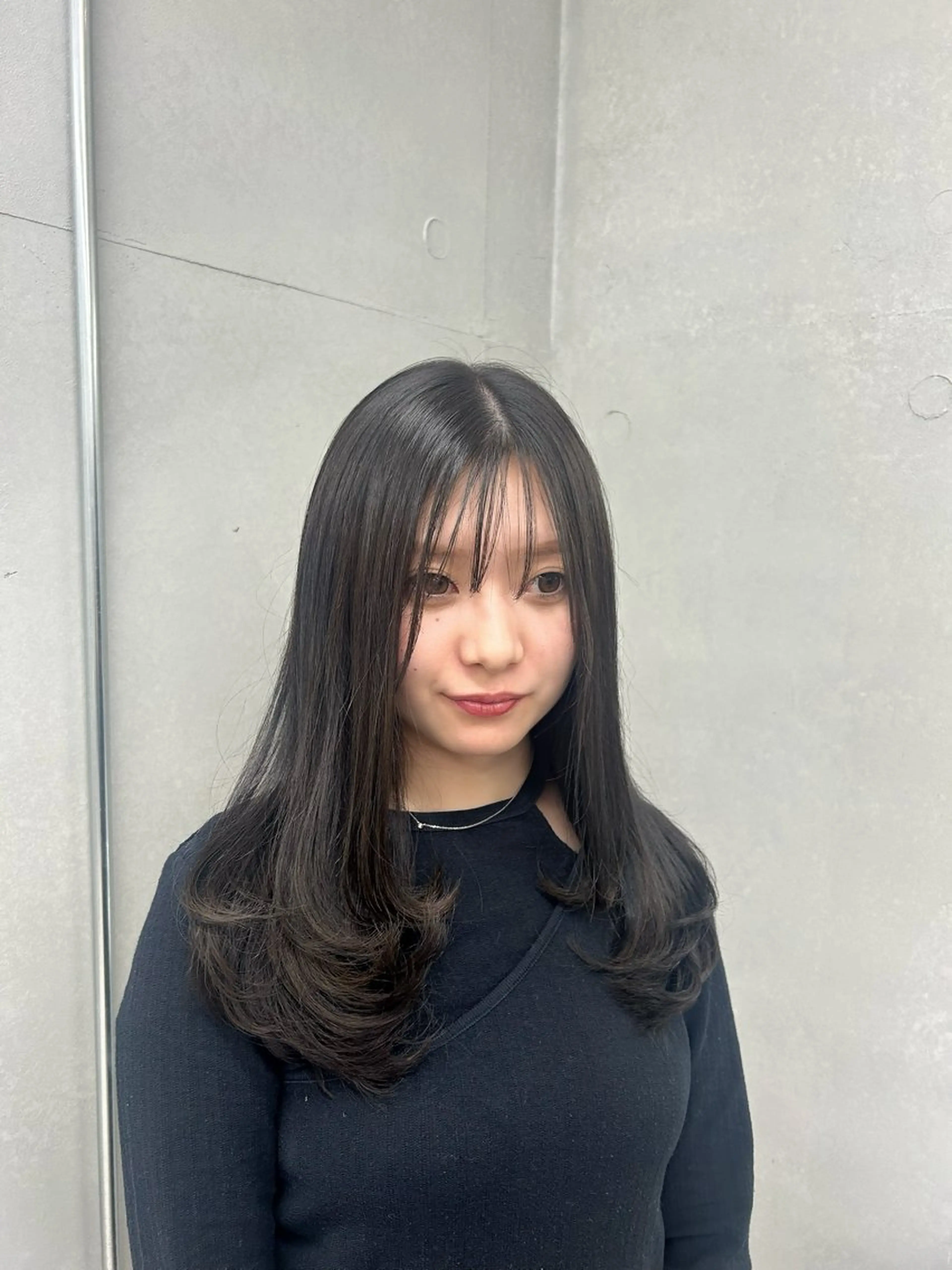 ロング カラー 黒髪 ブルーカラー ブルーブラック 透明感カラー レイヤーカット カット ヘアカラー IO イオリのヘアスタイル