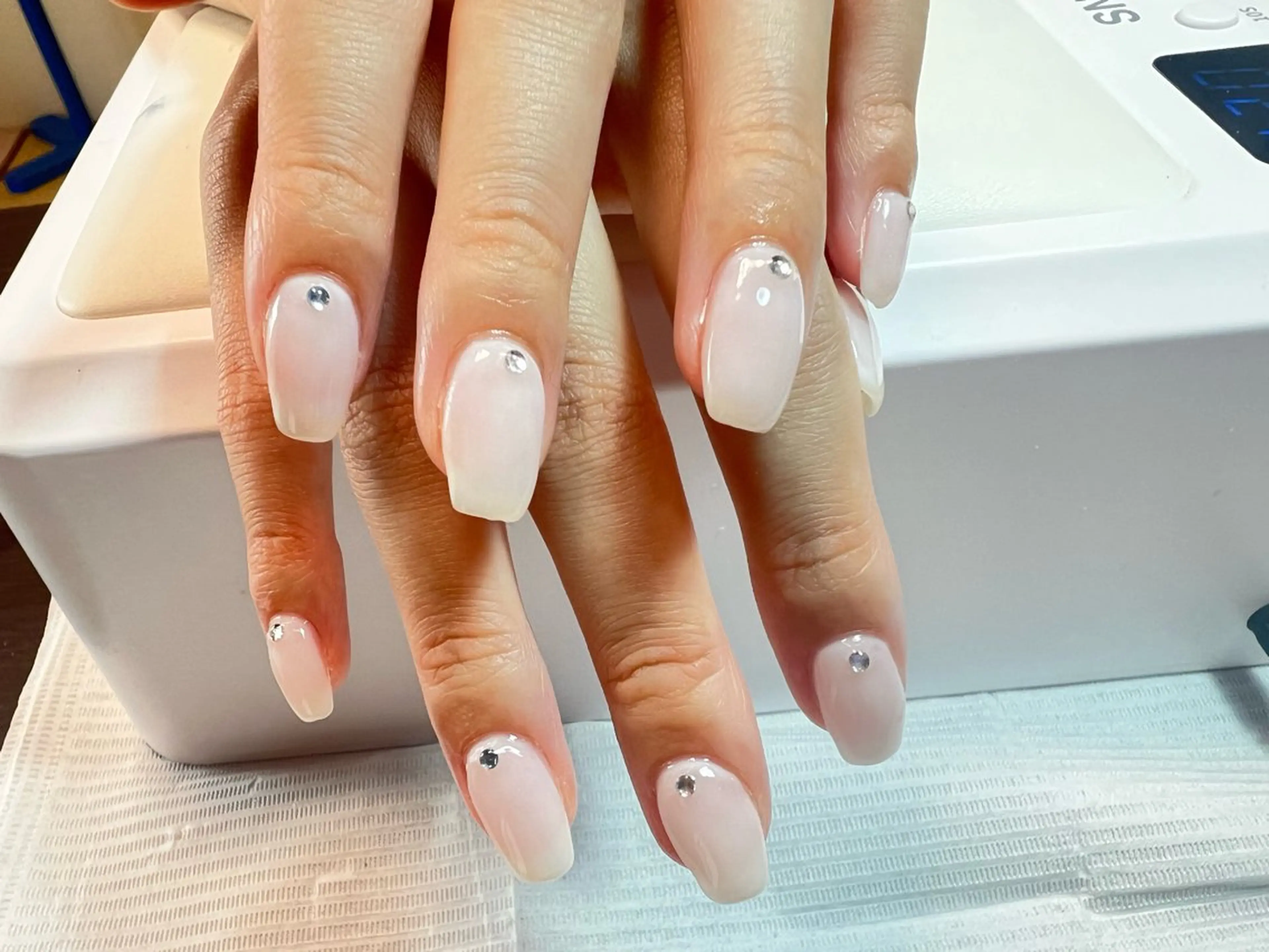ネイル ワンカラーネイル ストーンネイル Emma Nailのネイルデザイン
