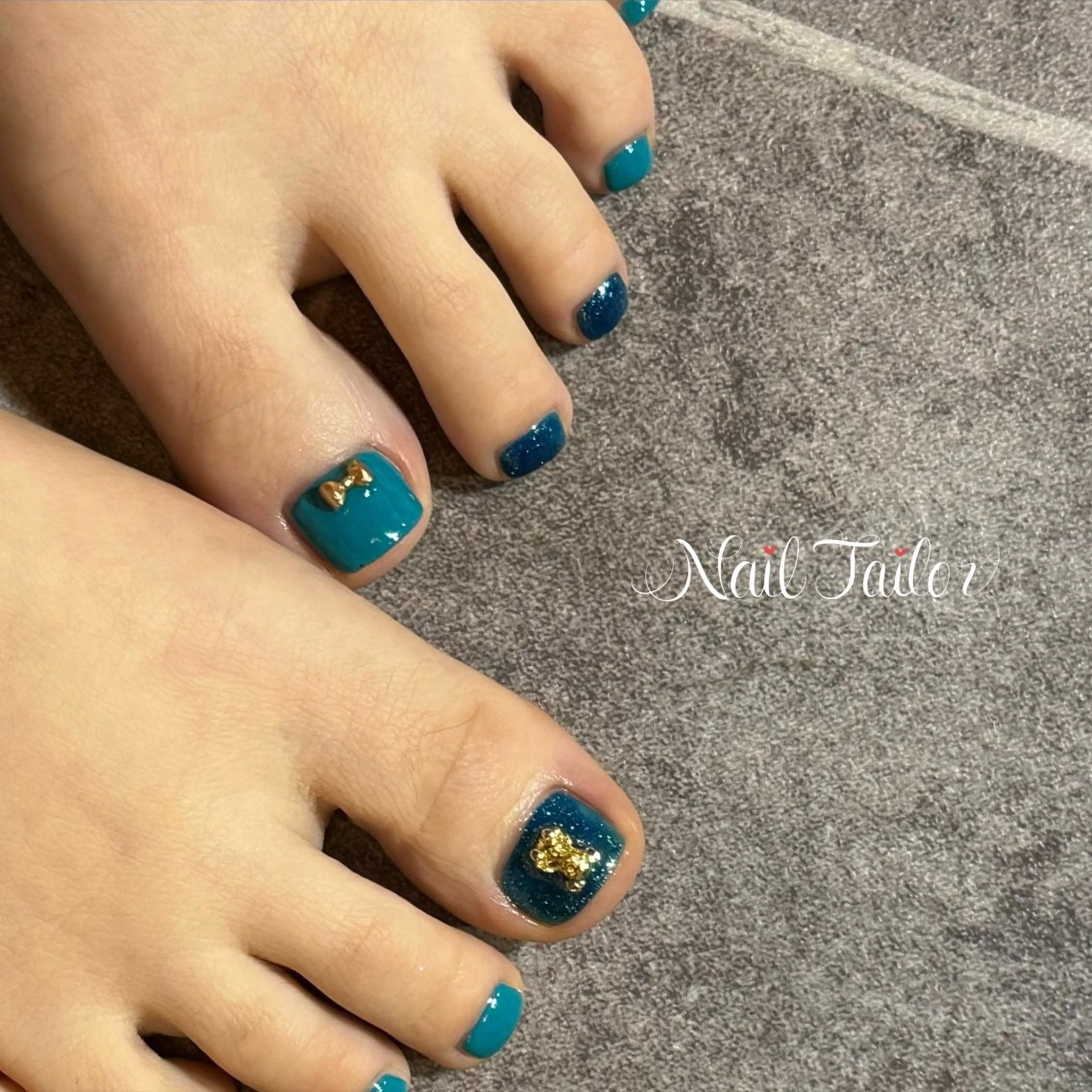 ネイル ブルー フットネイル キラキラネイル ワンカラーネイル リボン フットネイル NailTailor ネイルテイラーのネイルデザイン