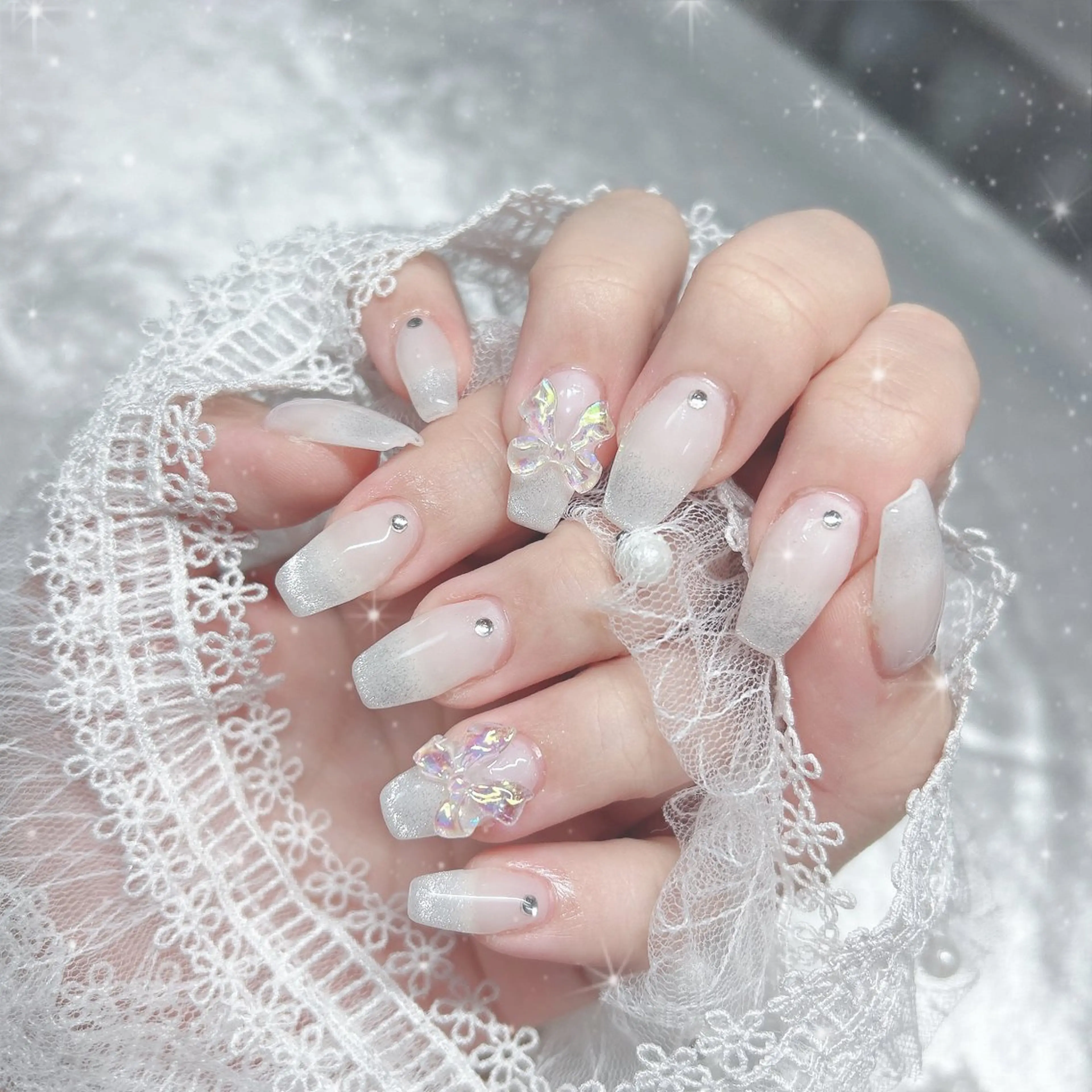 ネイル キラキラネイル マグネットネイル リボン ホワイト Best Nail Yu🎀🫧のネイルデザイン