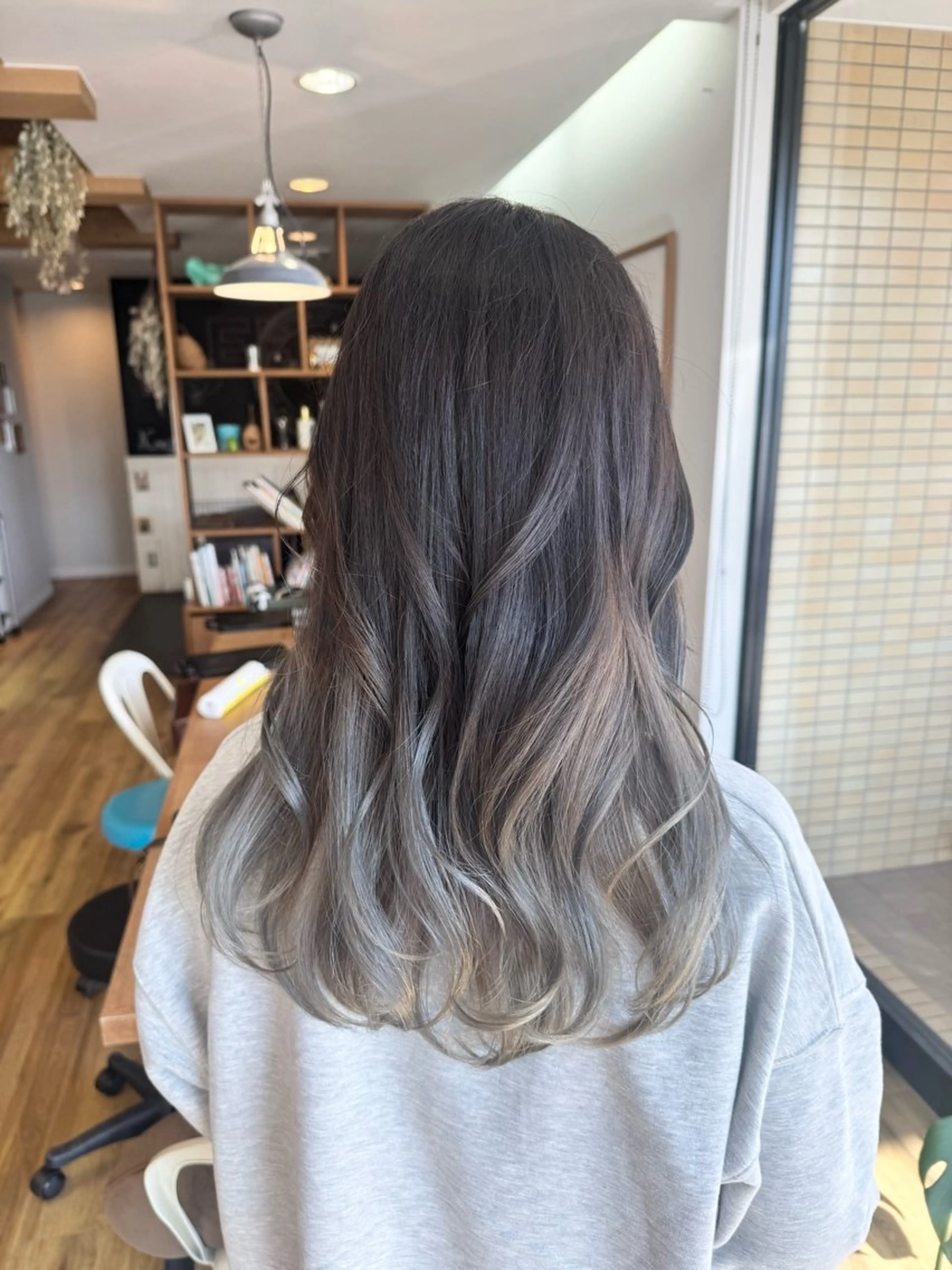 ロング カラー ブリーチ グレージュ ヘアカラー トリートメント ツキダテ ユイのヘアスタイル