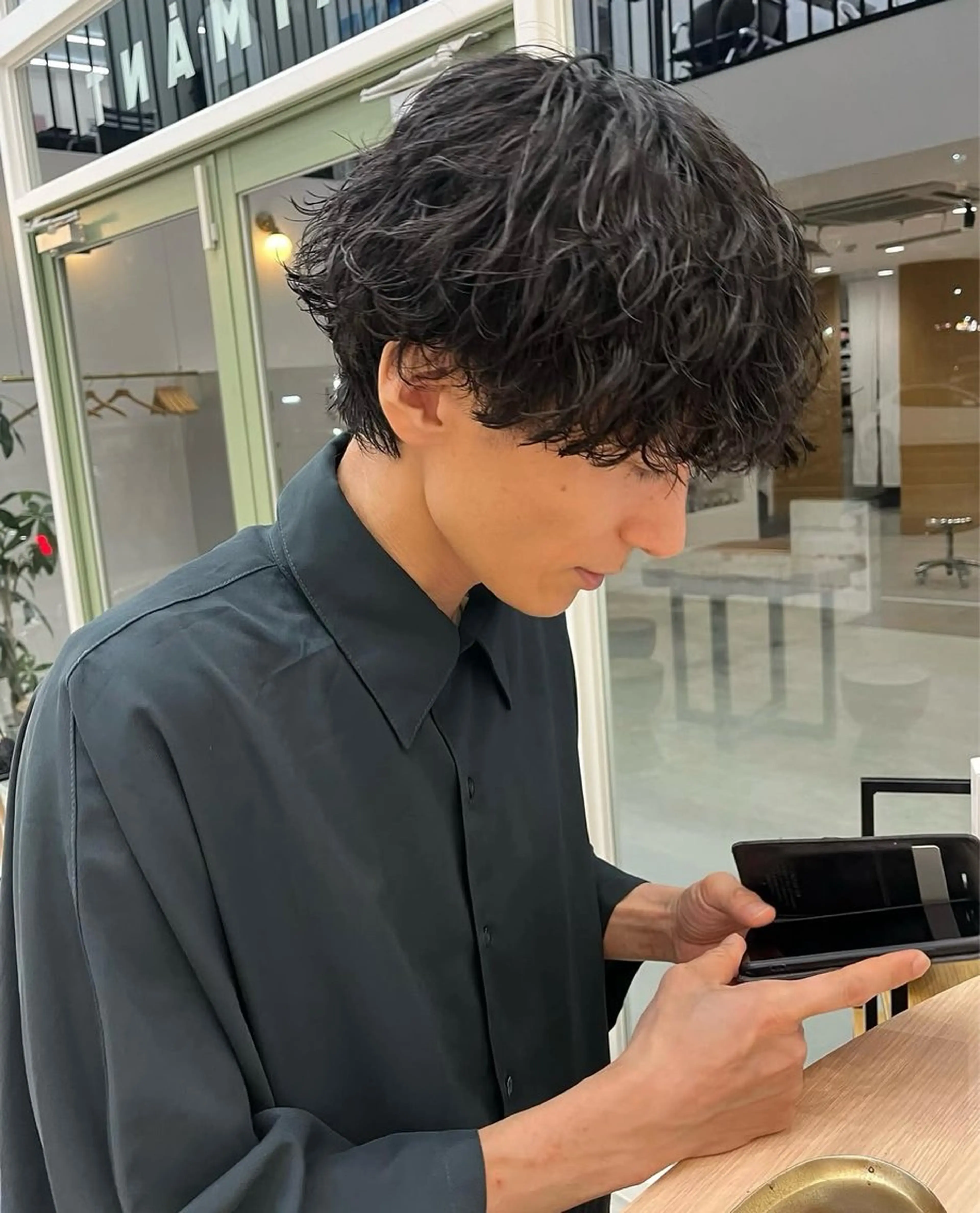 ショート パーマ メンズ フェザーパーマ メンズパーマ メンズツイストパーマ 波巻きパーマ スパイラルパーマ 網谷 萌夏のヘアスタイル